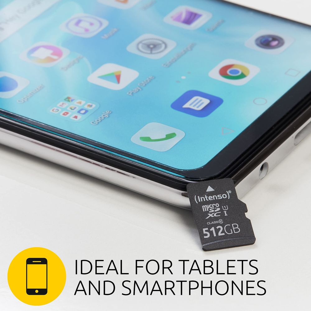 Eine 512GB Micro-SD-Karte liegt neben einem Smartphone mit Apps.