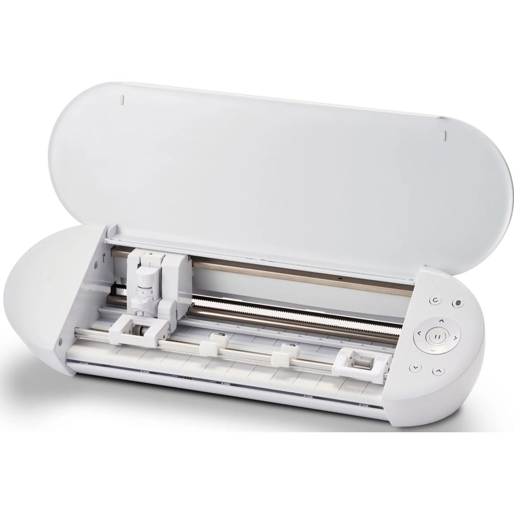 Ein weißer Schneideplotter mit geöffnetem Deckel zeigt das Schneidemesser und die Bedienelemente.