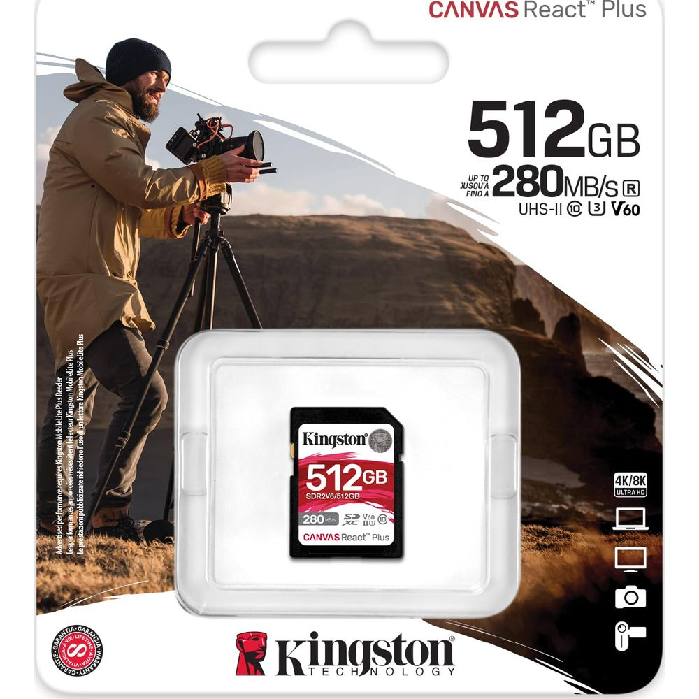 Ein Mann filmt mit einer Kamera auf einem Stativ. Kingston 512GB SD Karte.