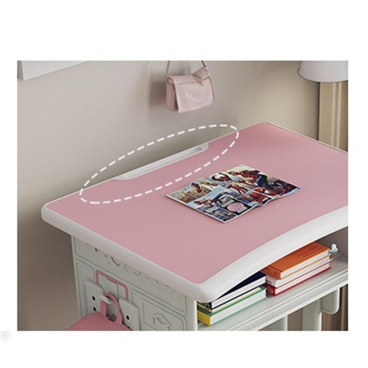 Ein rosa Schreibtisch mit Büchern und einer kleinen Tasche an der Wand.