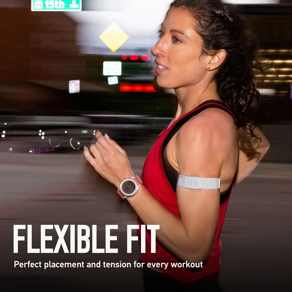 Donna corre di notte con orologio e fascia da braccio, testo: FLEXIBLE FIT.