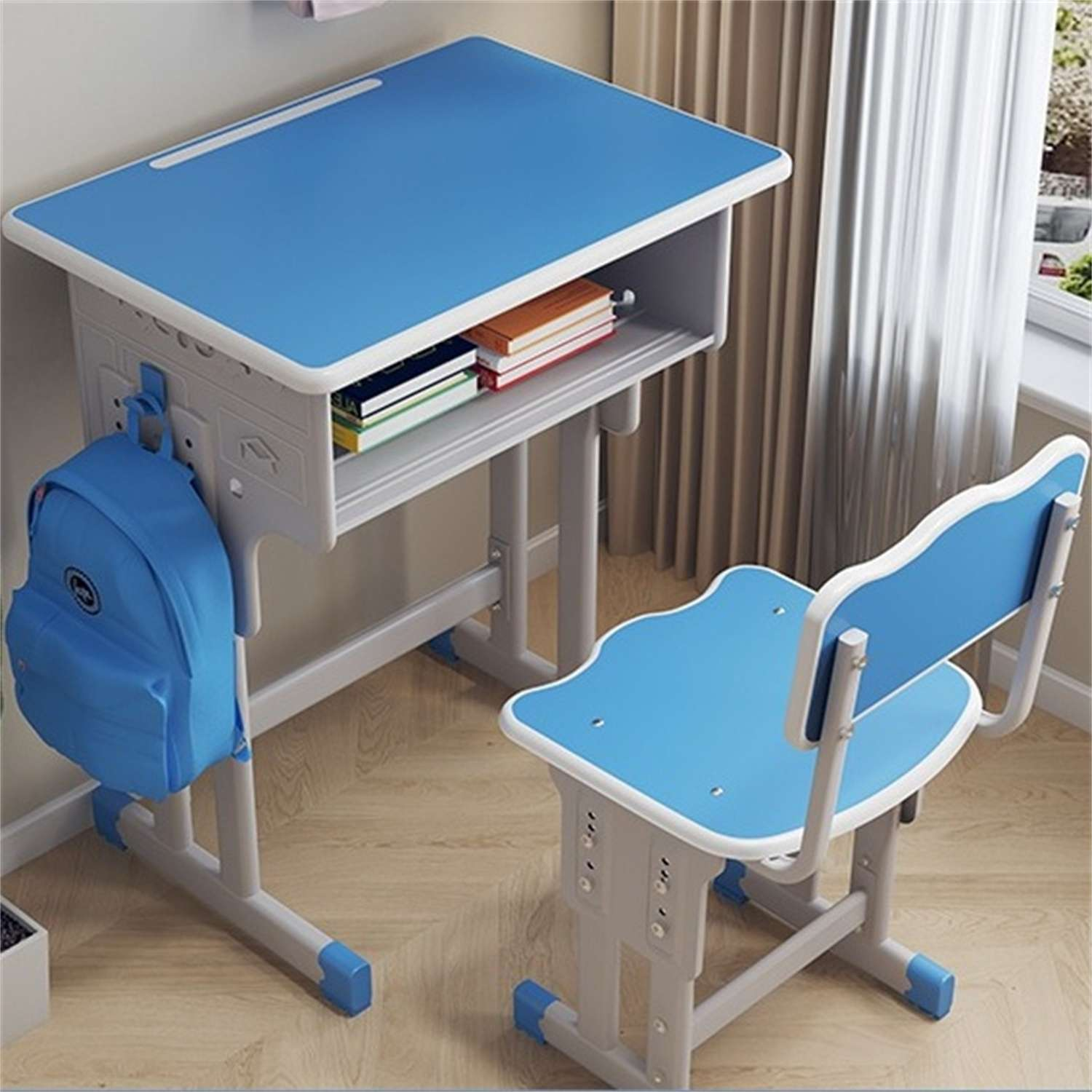 Ein blauer Schreibtisch und Stuhl mit Büchern und Rucksack.