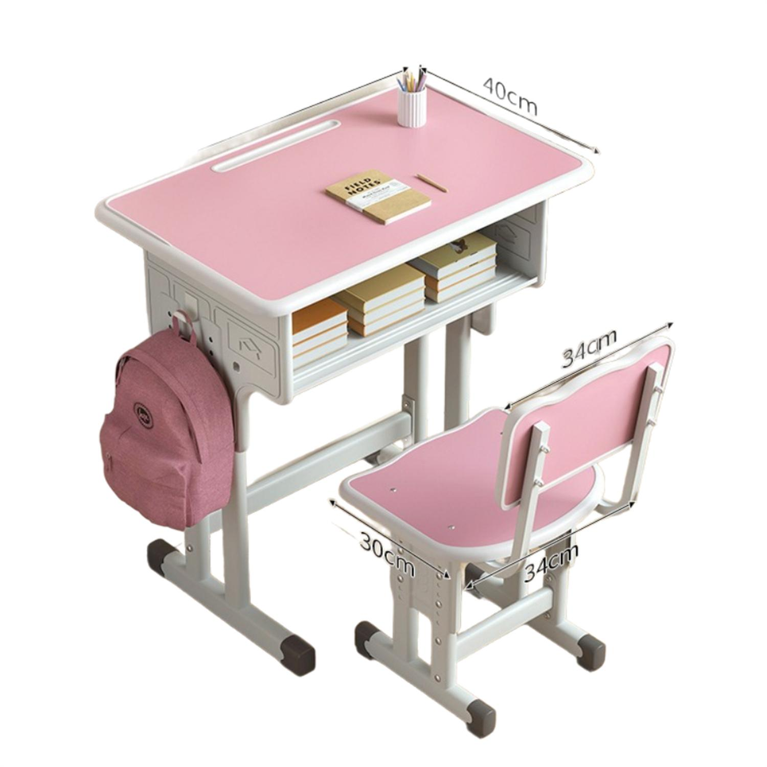 Ein rosa Schreibtisch mit Stühlen und Büchern. Maße sind angegeben.