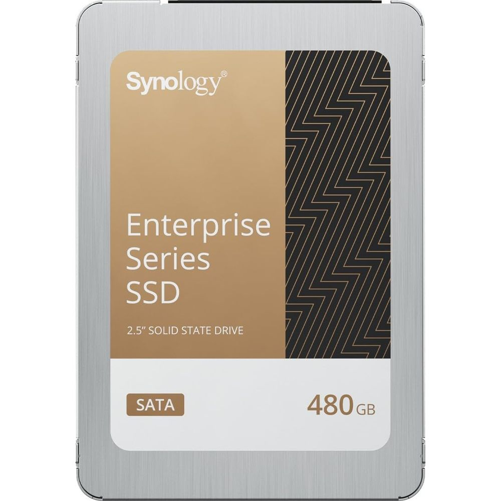 Dysk SSD SATA Synology Enterprise Series 480GB 2,5". Srebrna obudowa z etykietą złoto-czarną.