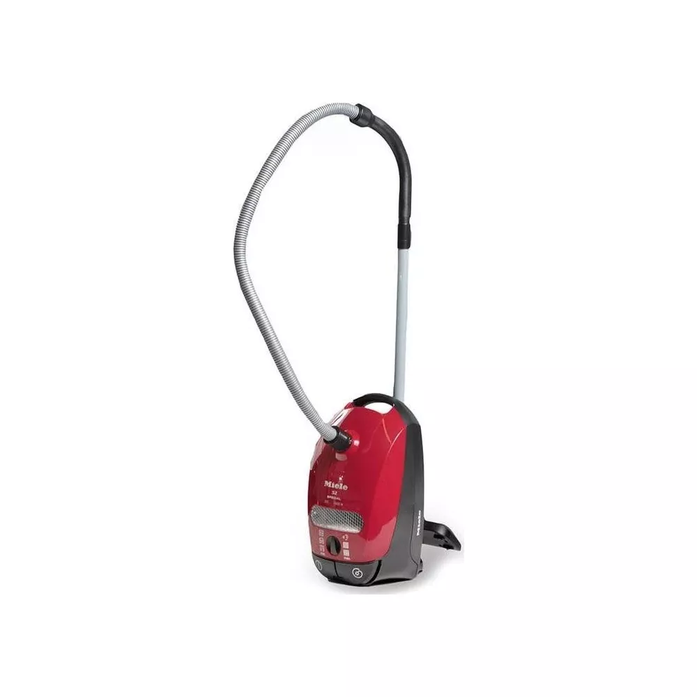 Ein roter Miele Staubsauger mit Schlauch und Stiel auf weißem Hintergrund.