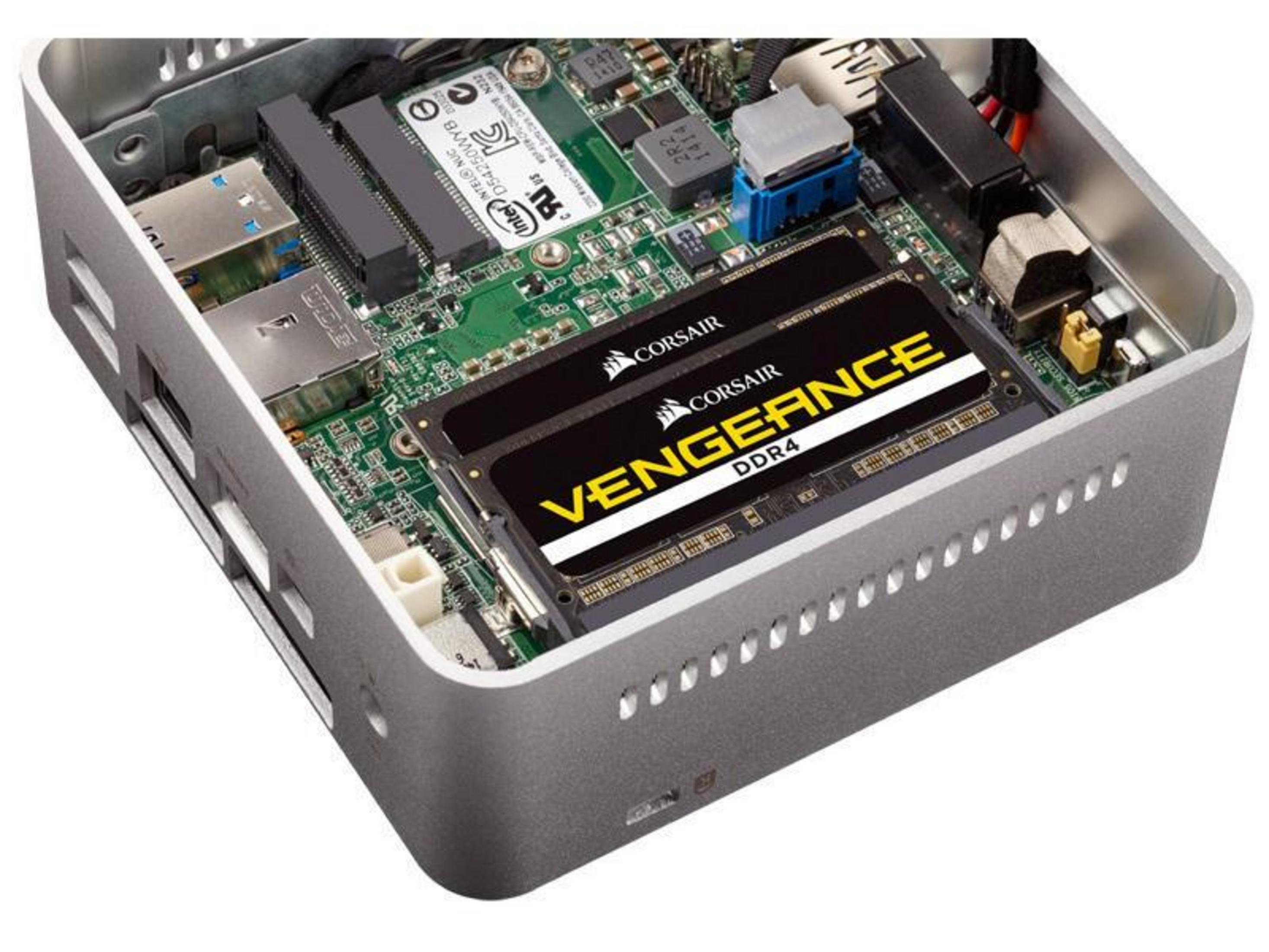 Mały komputer z pamięcią RAM Corsair Vengeance DDR4 i płytą Intel NUC.