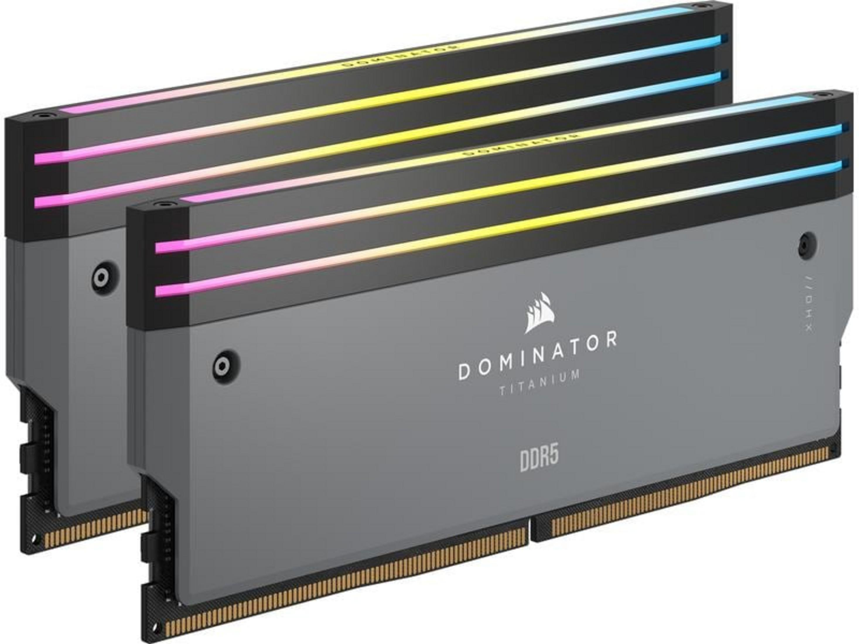 Zwei graue DDR5 RAM-Module mit RGB-Beleuchtung in Rosa- und Gelbtönen.