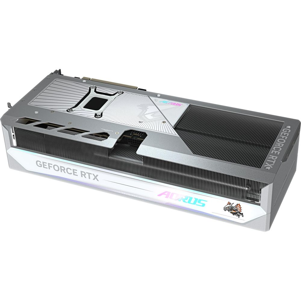 Srebrna karta graficzna z czarnymi żeberkami, z napisem GEFORCE RTX i AORUS. Białe światło oświetla bok.