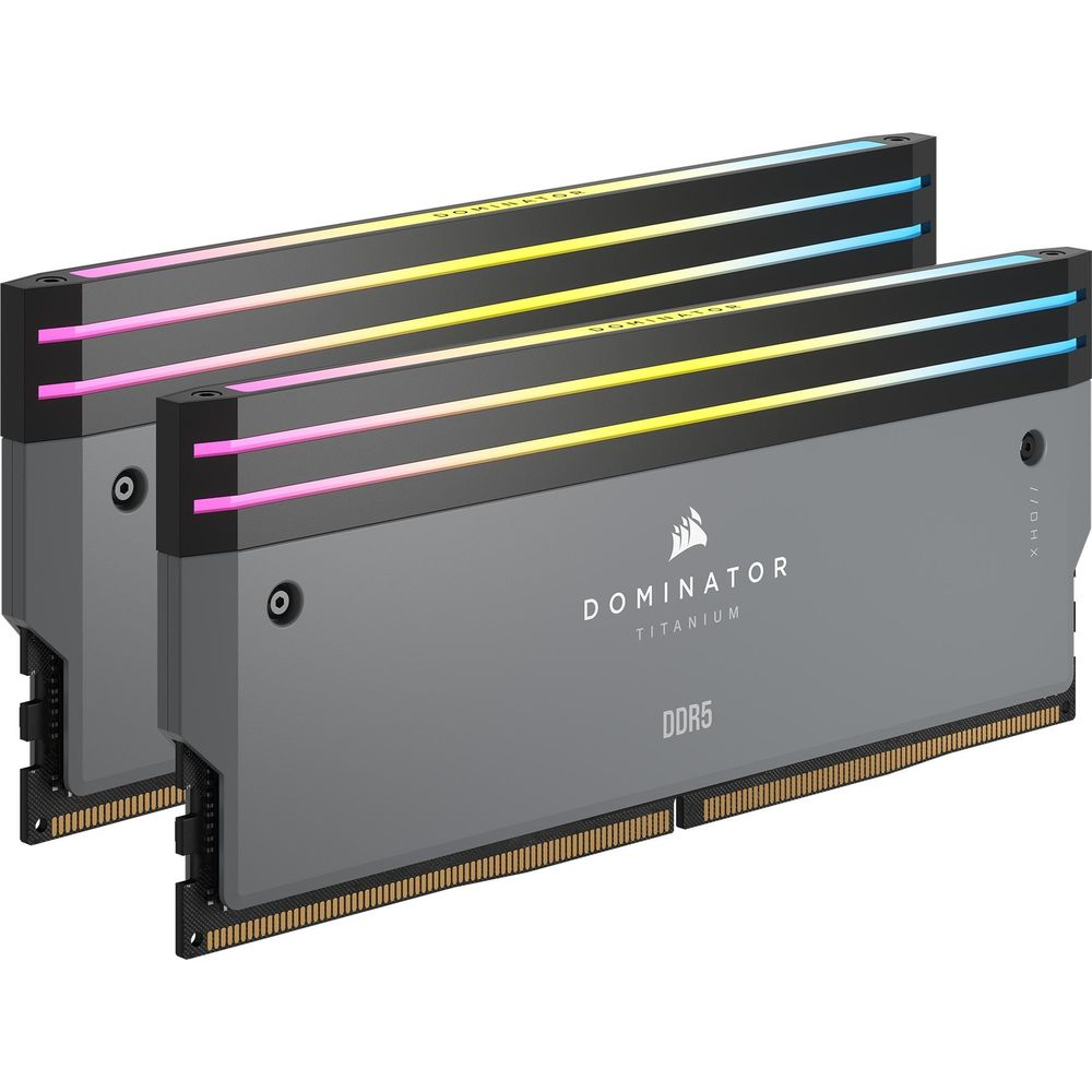 Dwa szare moduły RAM DDR5 z podświetleniem RGB i oznaczeniem 'Dominator Titanium'.