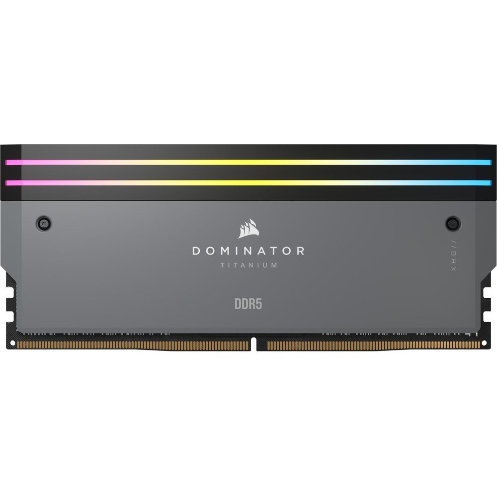 Szary moduł RAM DDR5 z podświetleniem RGB na górze i logo 'Dominator Titanium'.
