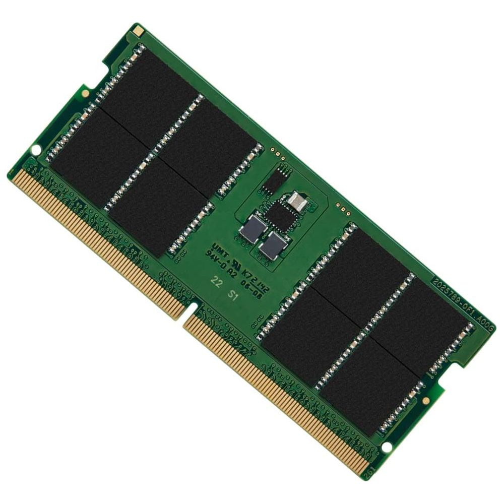 Zielony moduł RAM z czarnymi kośćmi pamięci i złotymi stykami.