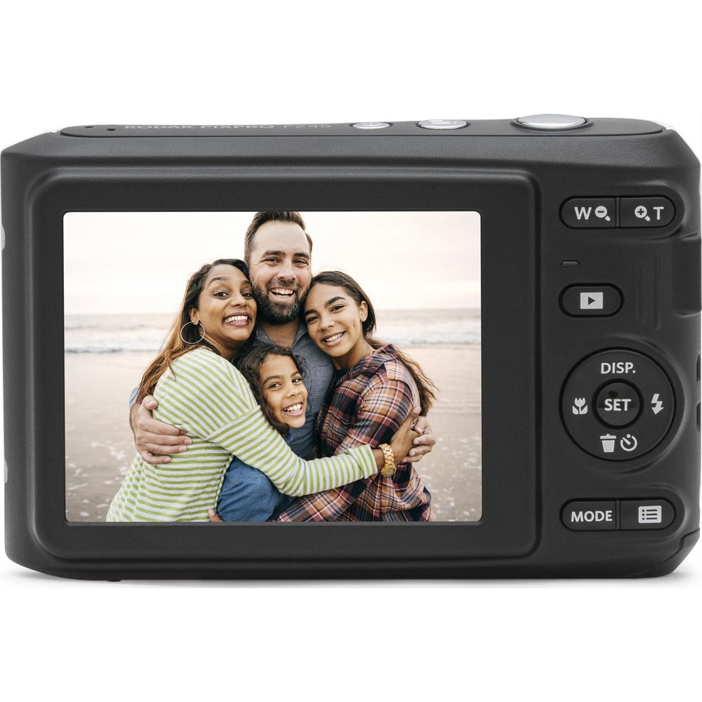 Rodzina czteroosobowa przytula się na plaży, wyświetlana na ekranie aparatu cyfrowego.