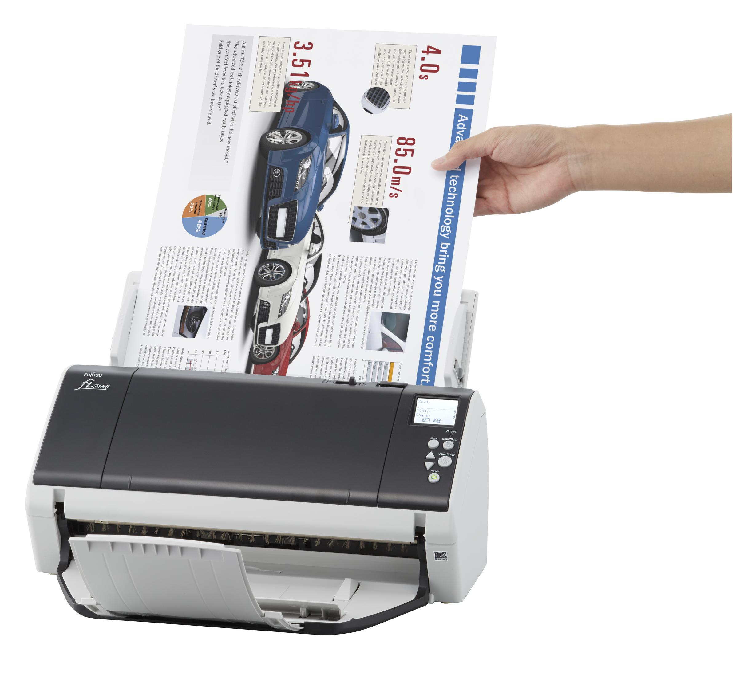 Una persona inserisce un documento in uno scanner Fujitsu fi-7460. Sfondo bianco.
