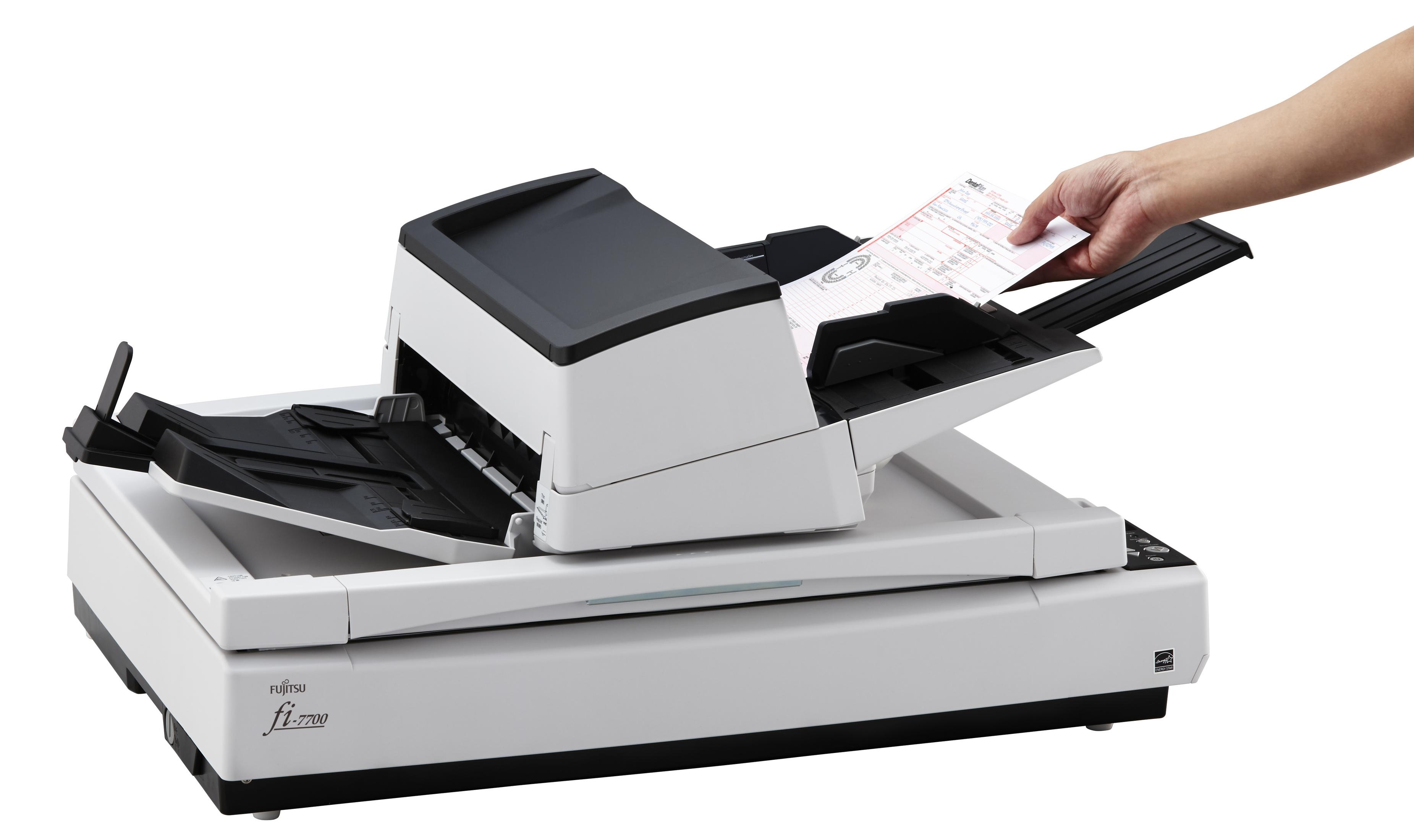 Uno scanner Fujitsu viene caricato con un documento da una mano.