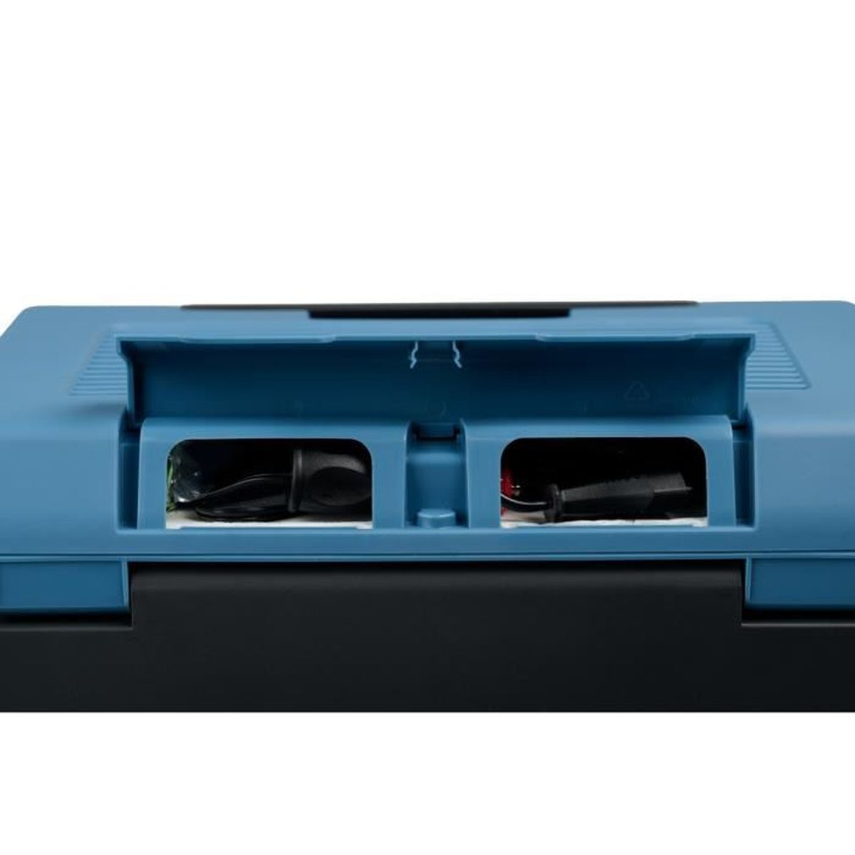 Blauer Kasten mit offenen Fächern, in denen Kabel und Stecker zu sehen sind.