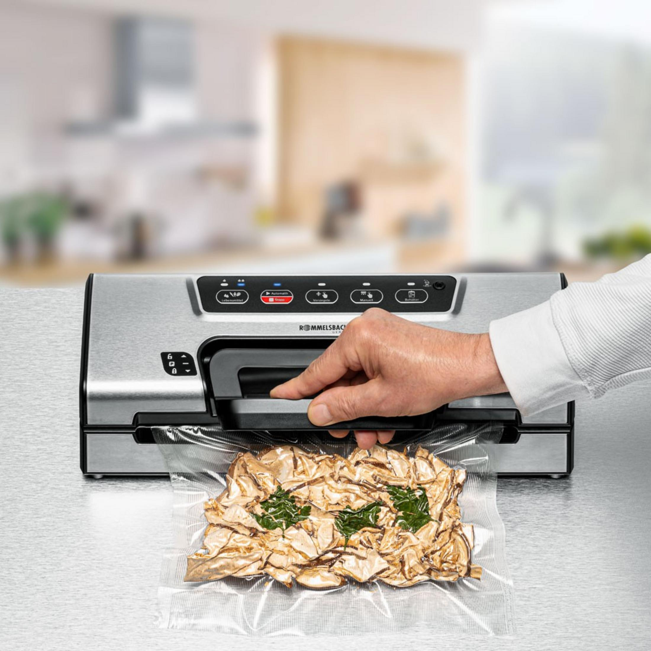 Mężczyzna używa pakowaczki próżniowej do zamykania suszonych grzybów i ziół.