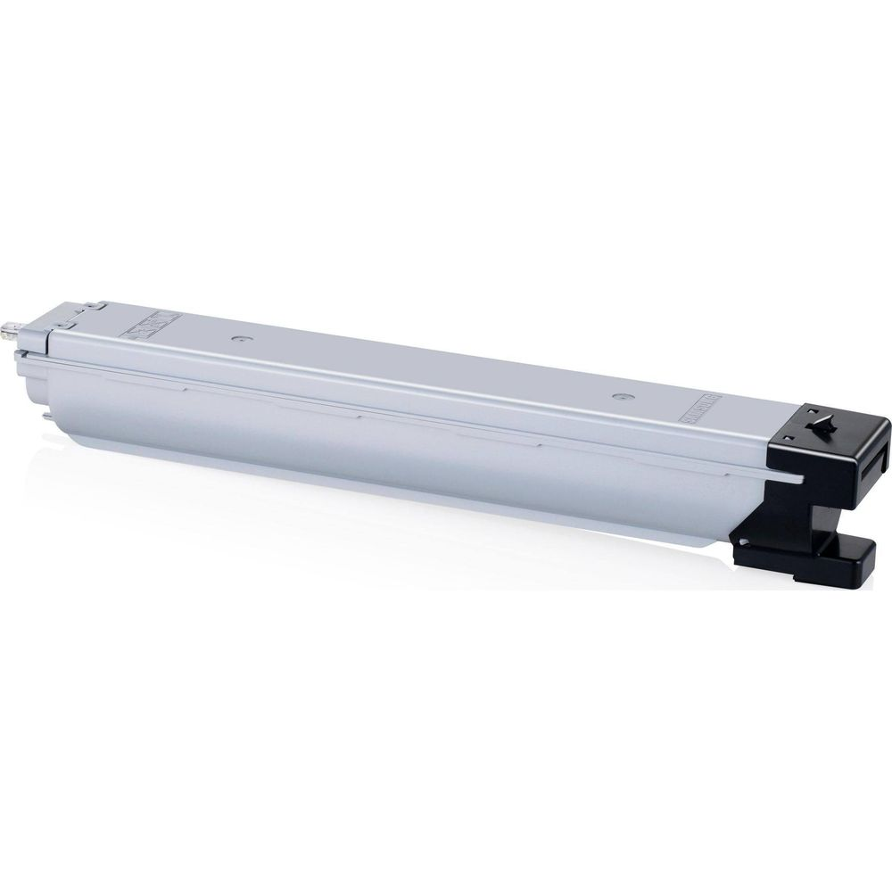 Cartuccia toner argentata con connettore nero su sfondo bianco.
