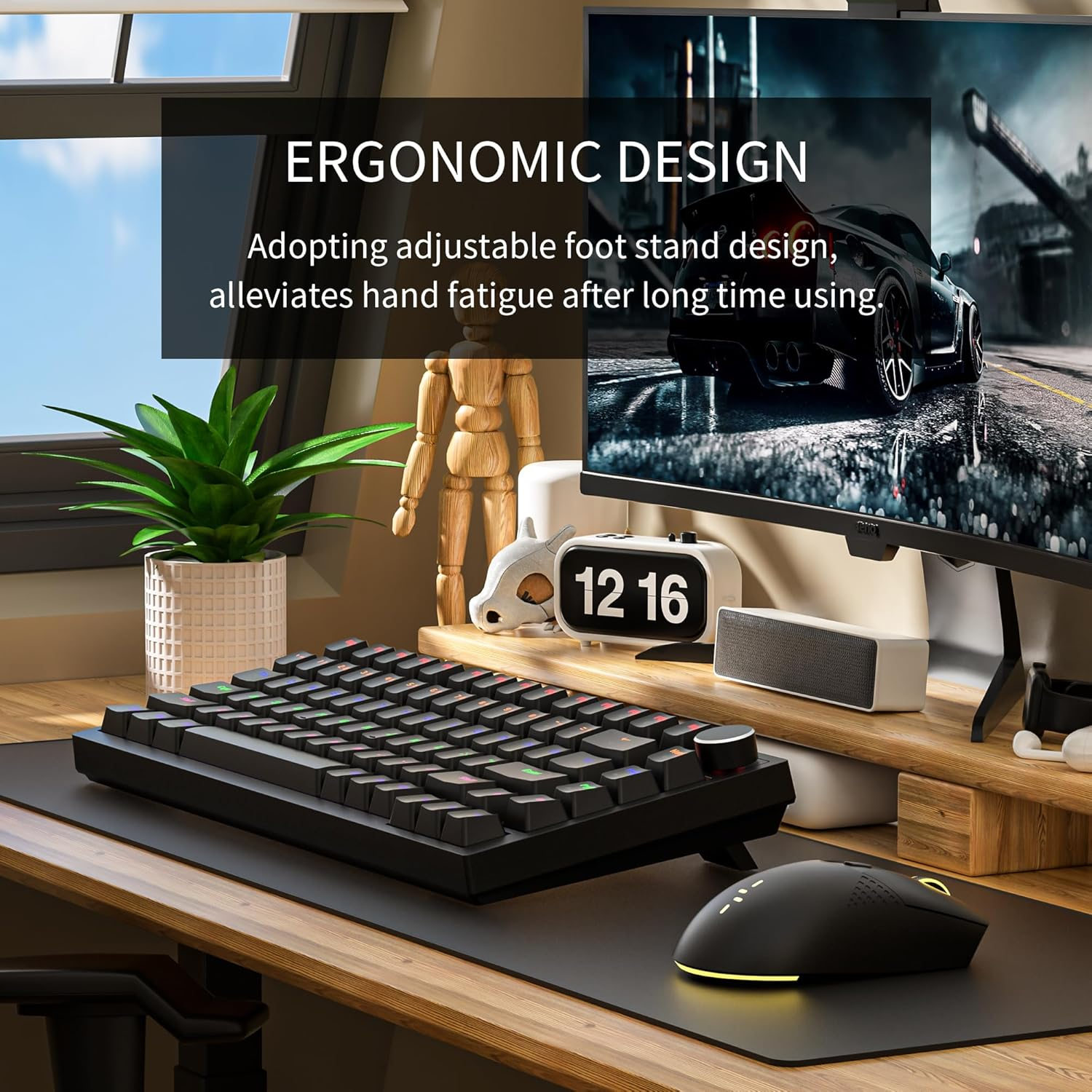 Ergonomiczna klawiatura i mysz na biurku z monitorem i zegarem.