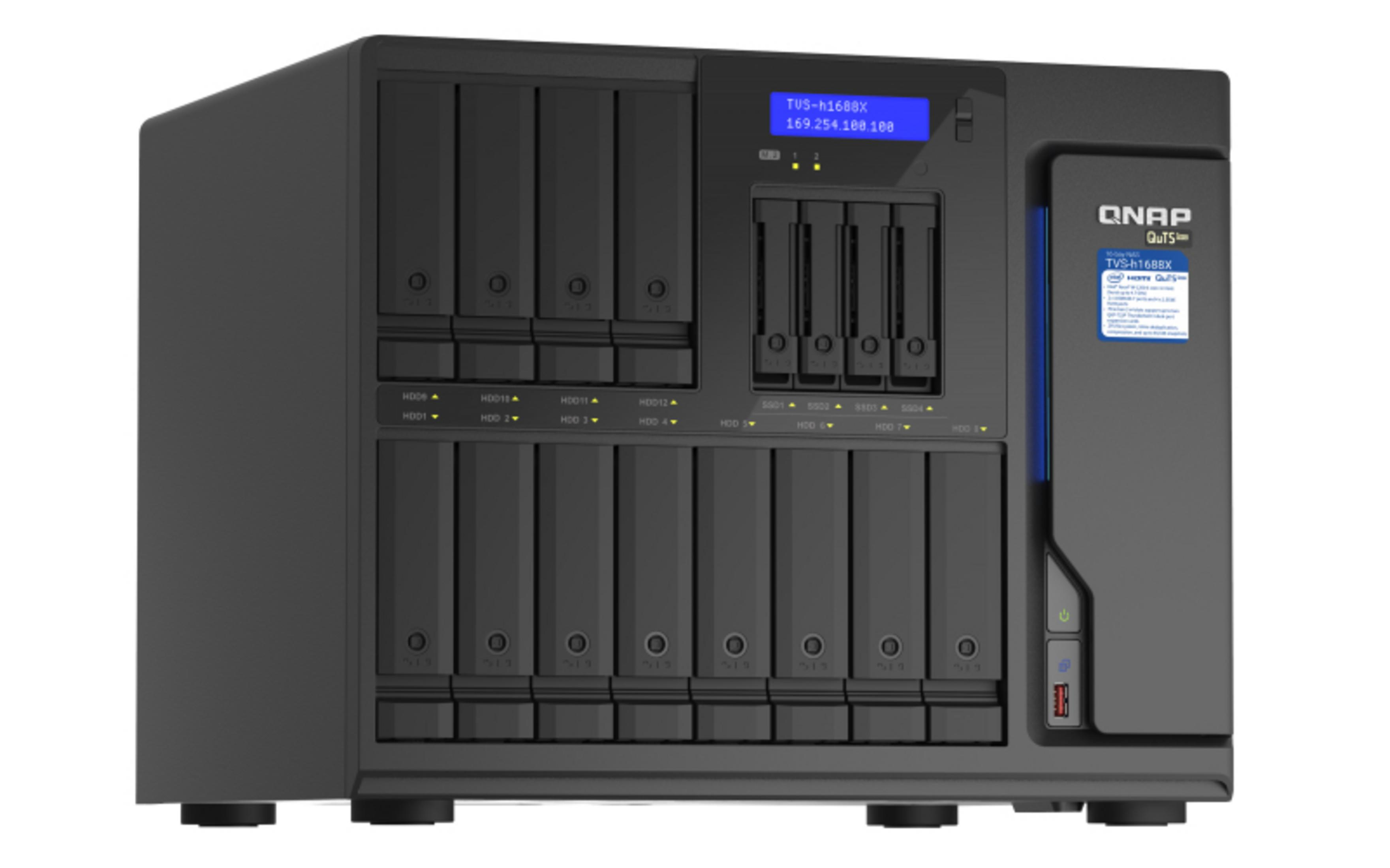 Dispositivo NAS QNAP nero con 12 alloggiamenti e schermo LCD blu.