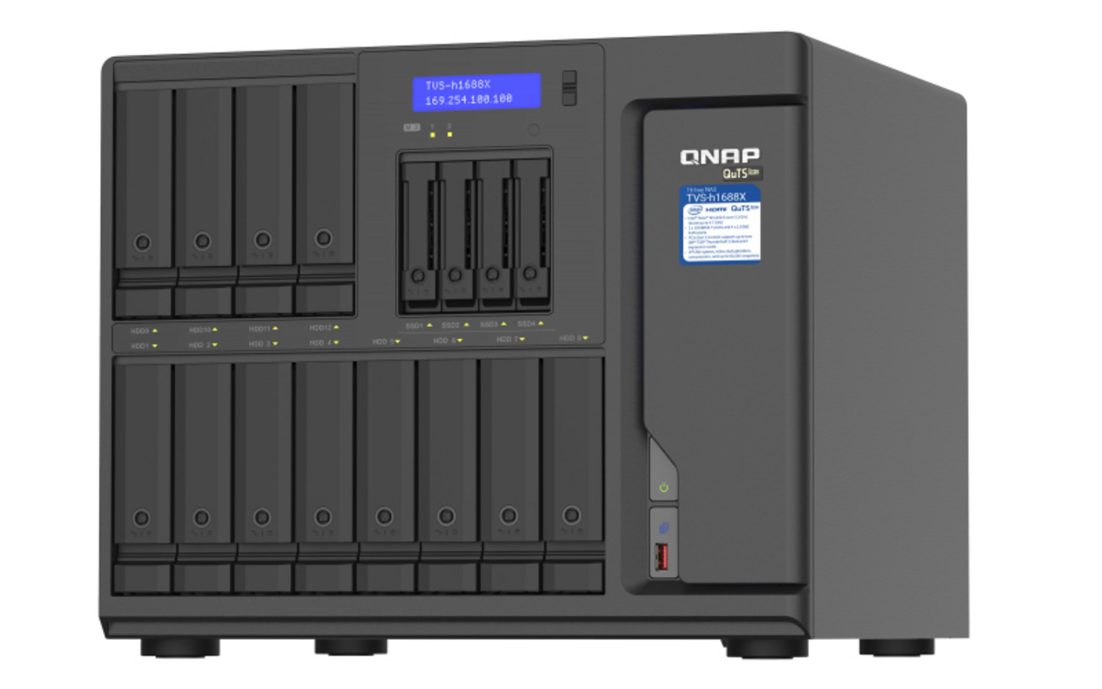 Un NAS QNAP TVS-h1688X con 12 bay, LCD blu e porta USB.