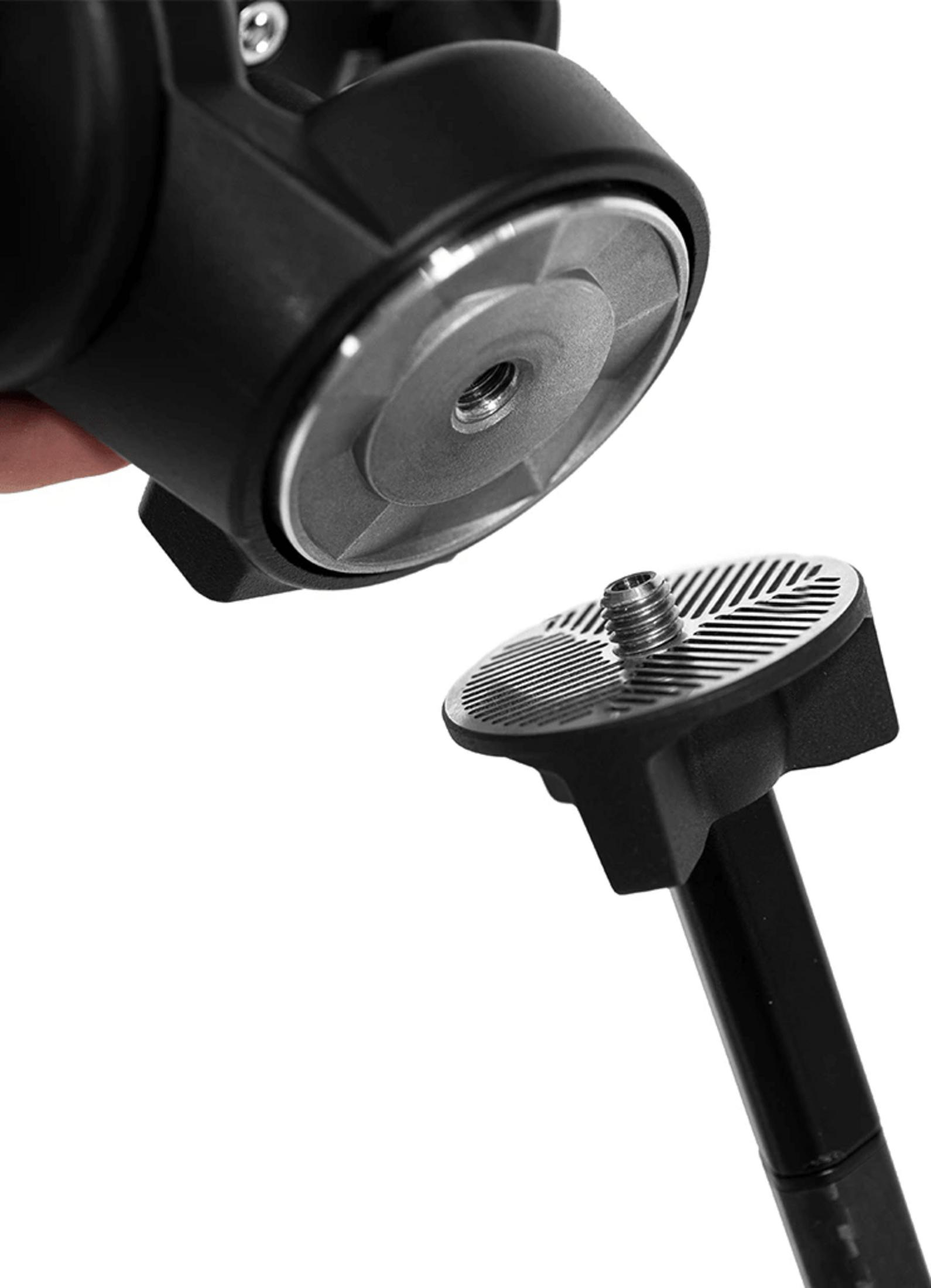 Primo piano di una piastra a sgancio rapido per fotocamera fissata a un treppiede.