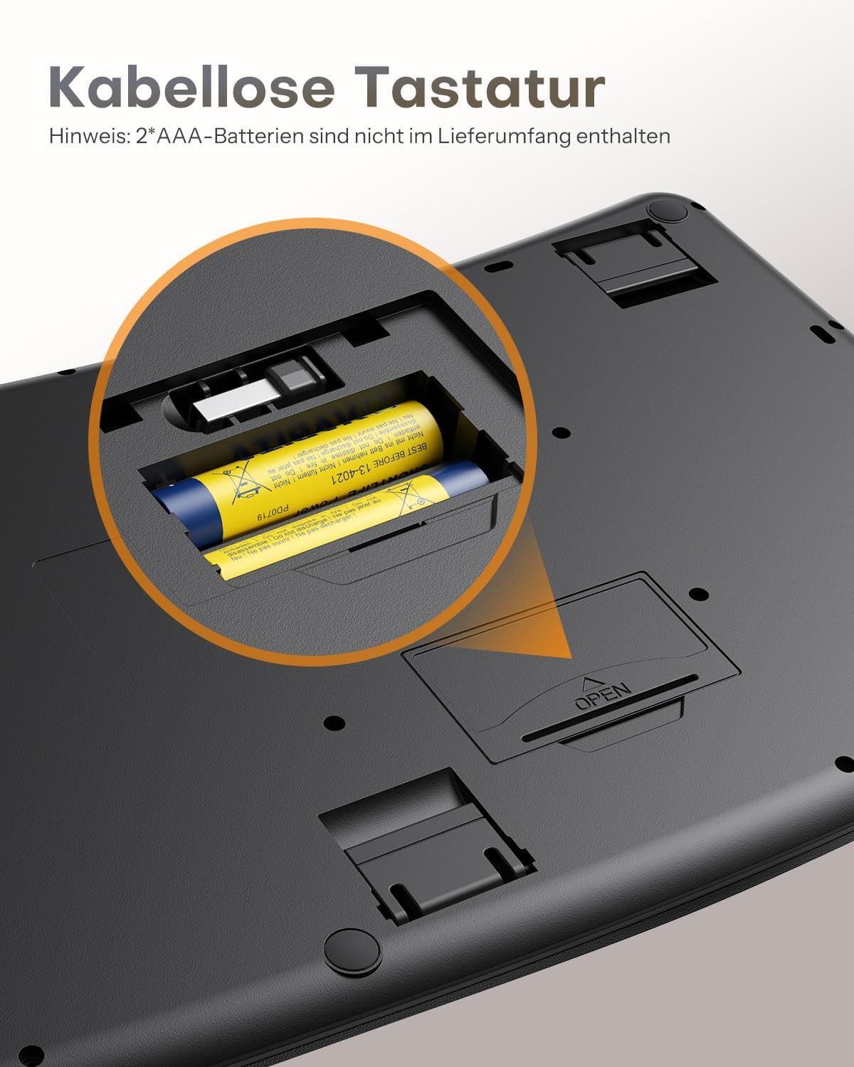 Spód czarnej klawiatury pokazujący dwie baterie AAA w komorze baterii.