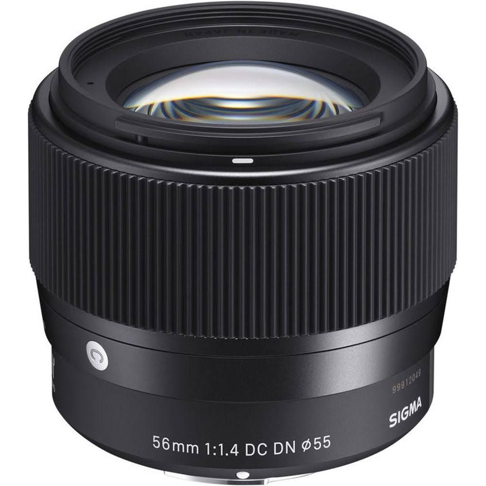 Zwarte Sigma 56mm 1:1.4 DC DN lens met geribbelde scherpstelring.