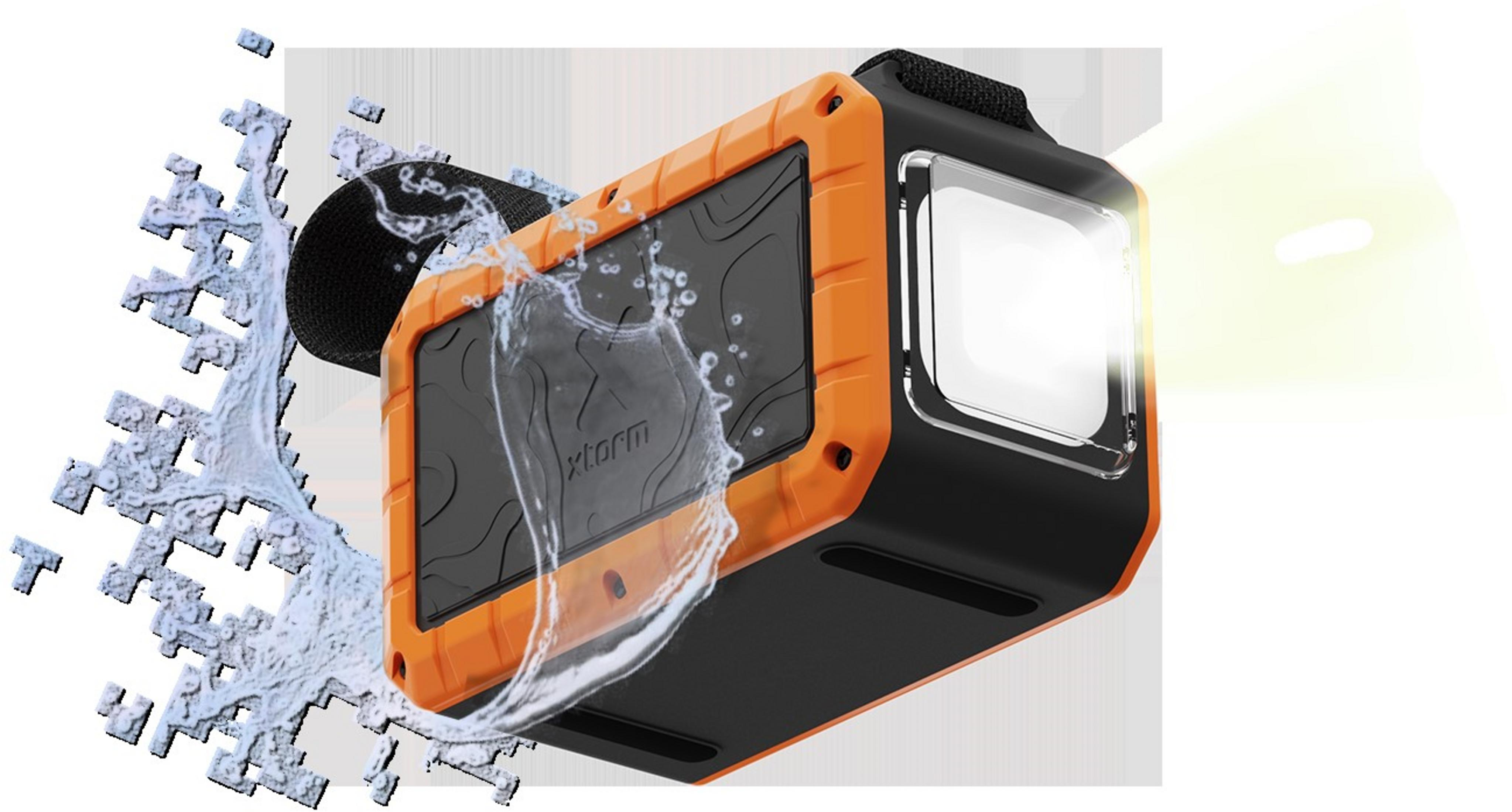 Un appareil robuste orange et noir éclaboussé par de l'eau.