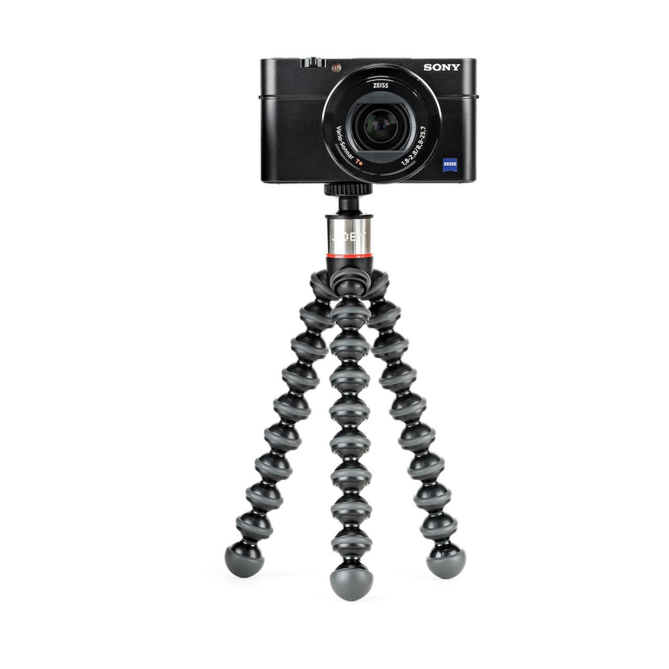 Schwarze Sony Kamera auf einem flexiblen Gorillapod-Stativ mit Kugelfüßen.