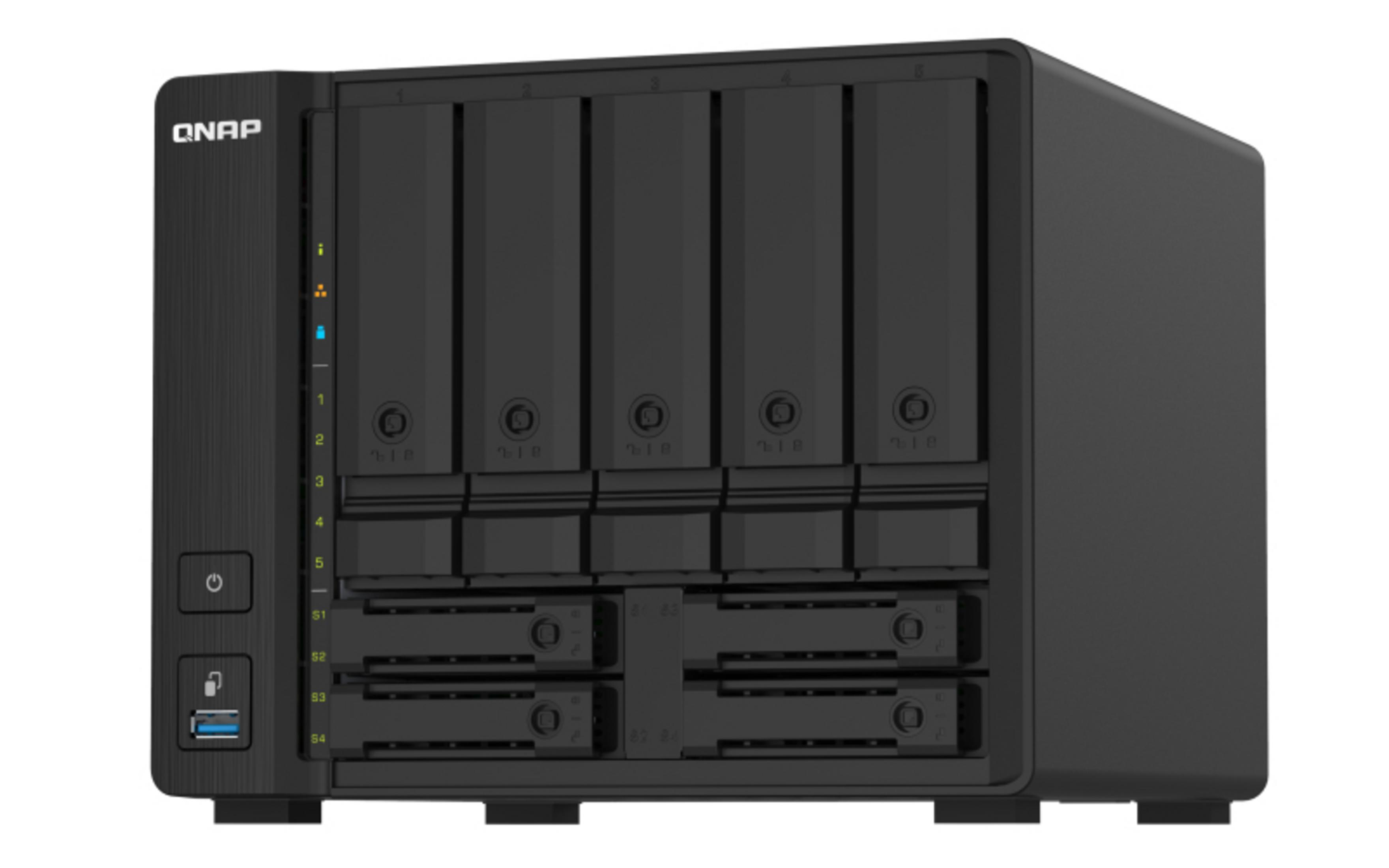 Un dispositivo NAS QNAP negro con cinco bahías de unidad arriba y dos abajo.