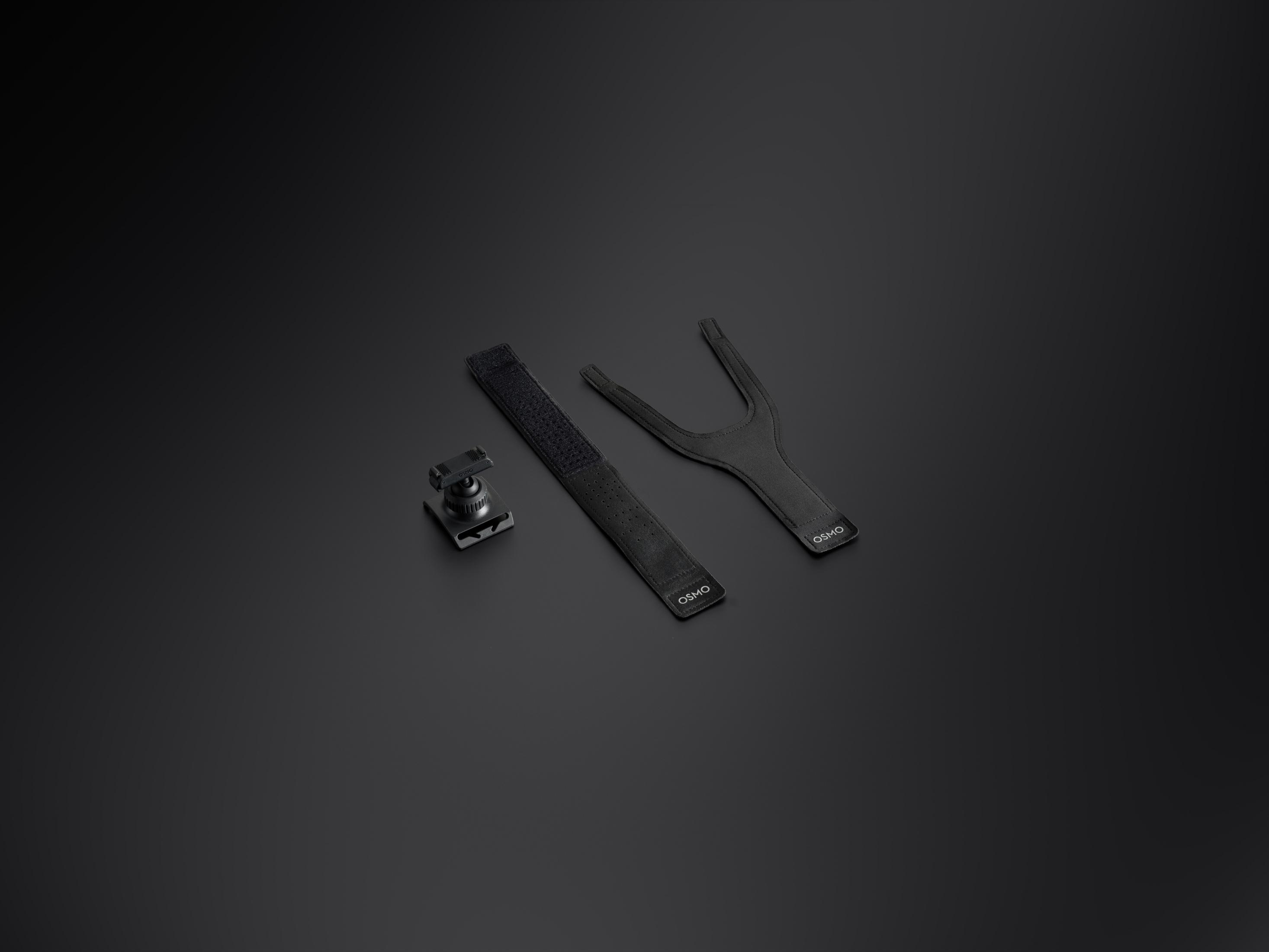 Un adaptador de montaje negro y dos correas negras con logo OSMO.
