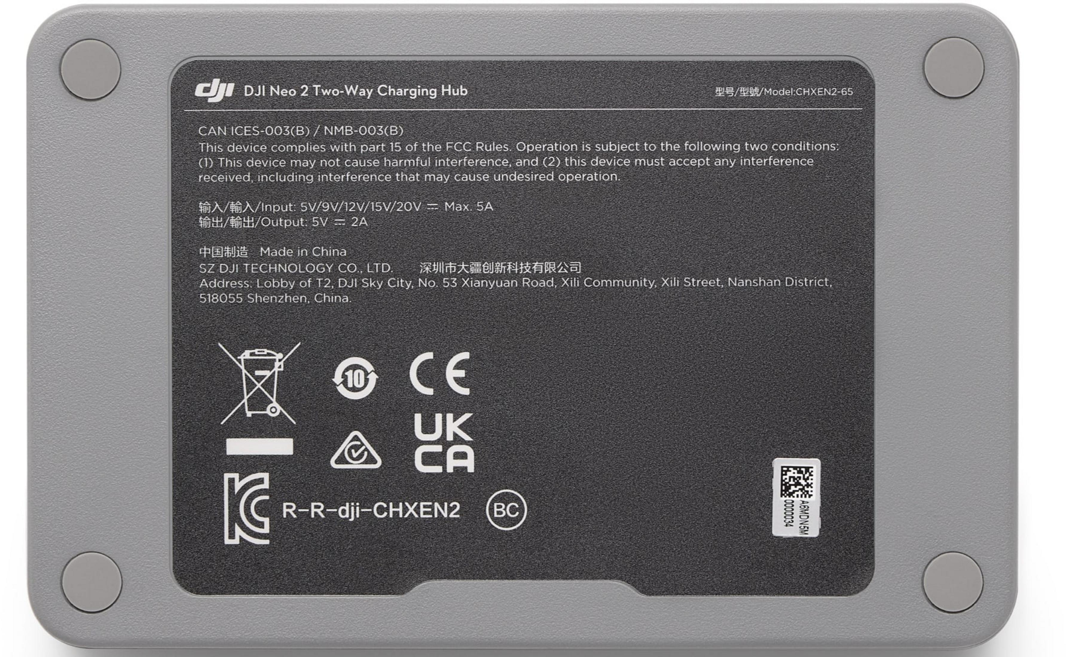 Hub di ricarica DJI Neo 2 grigio con loghi, certificazioni e numero di modello.