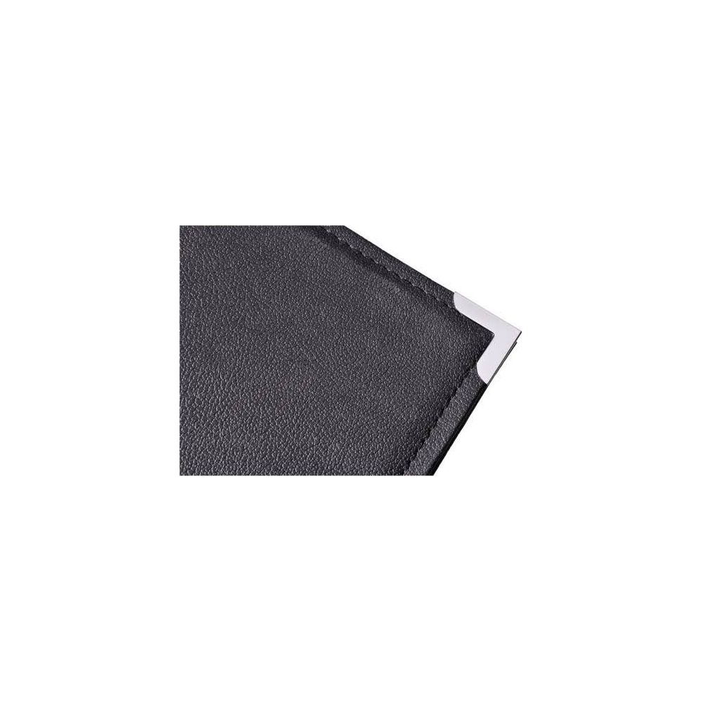 Libro de cuero negro con protector de esquina plateado, primer plano.