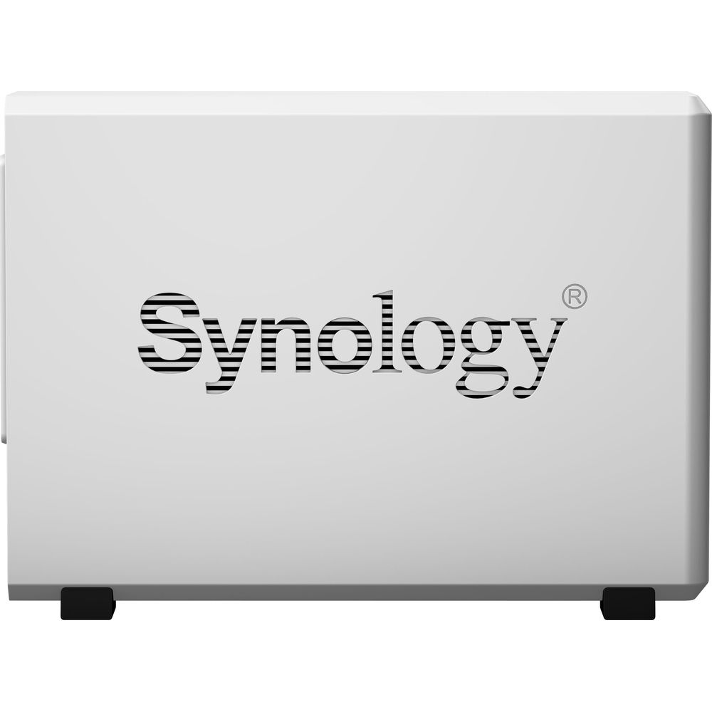 Ein weißes Synology-NAS-Gerät mit schwarzem Logo und schwarzen Füßen.