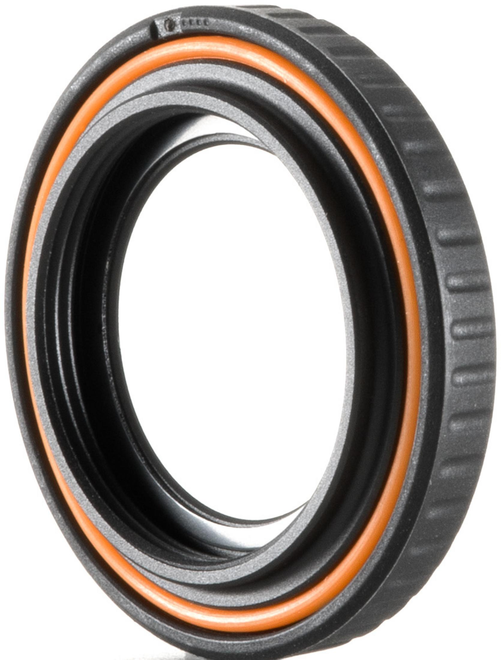 Un anillo negro con un sello naranja y borde exterior texturizado.