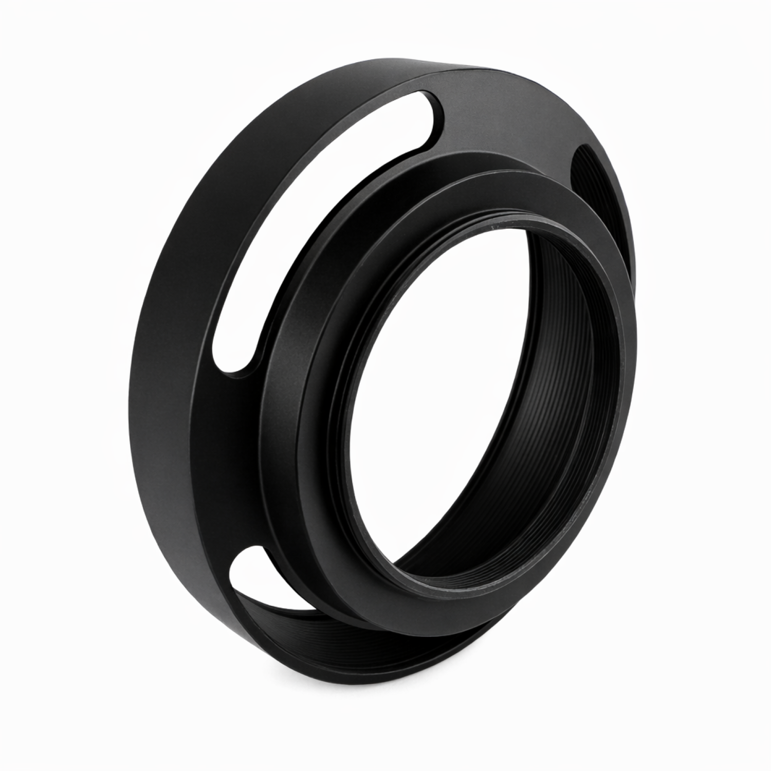 Ein schwarzer, metallener Objektivadapter mit Gewinde und Aussparungen im Ring.