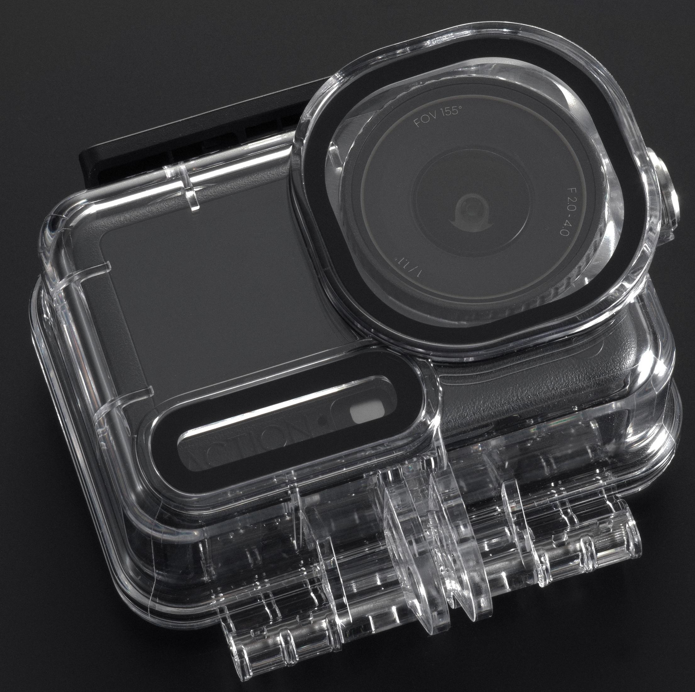 Una funda protectora transparente para una cámara de acción, mostrando lente y detalles.