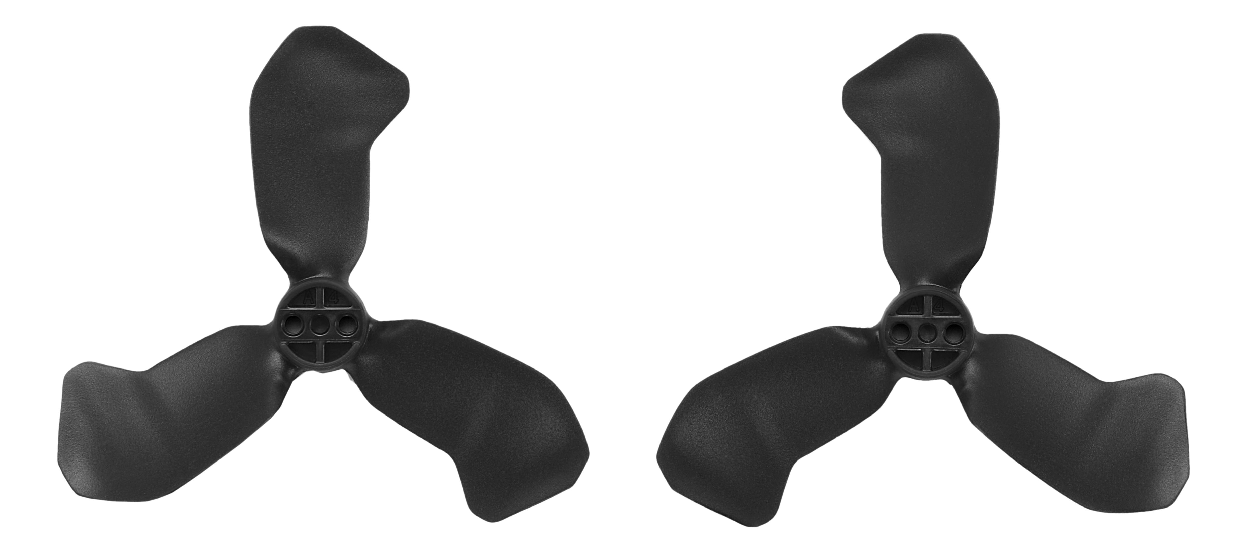 Zwei schwarze Drohnenpropeller mit je drei Blättern auf weißem Hintergrund.