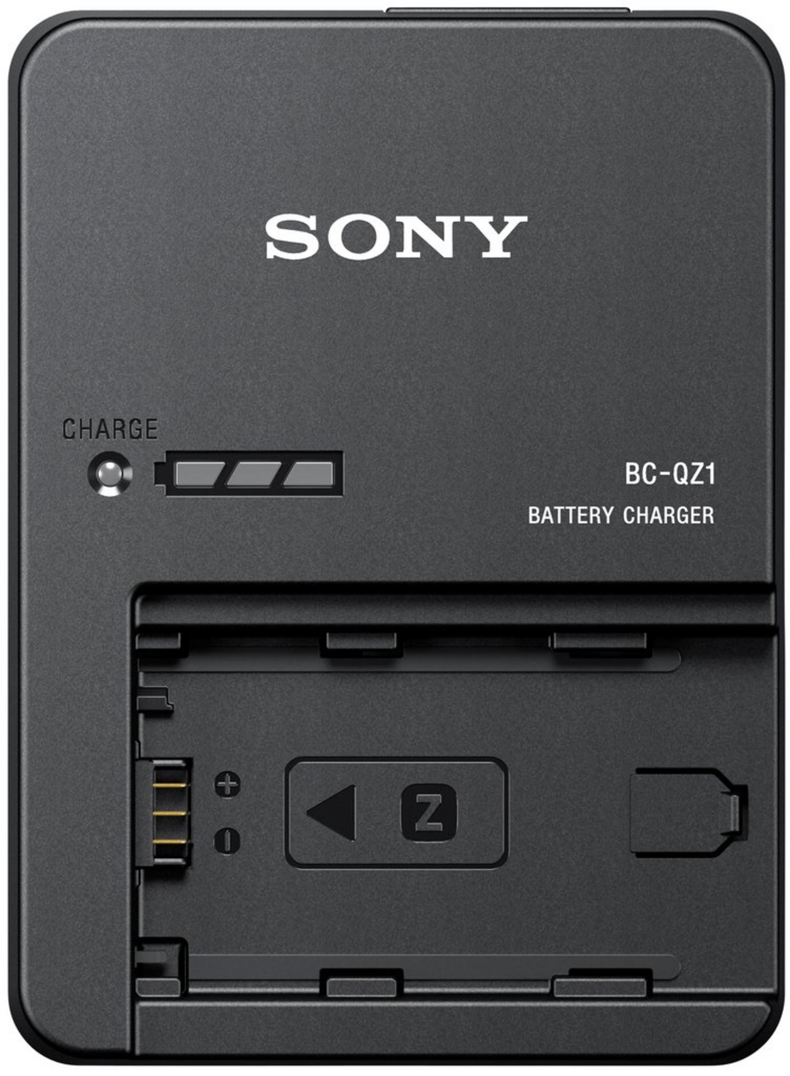 Un cargador de batería Sony BC-QZ1 negro con indicador de carga y ranura.