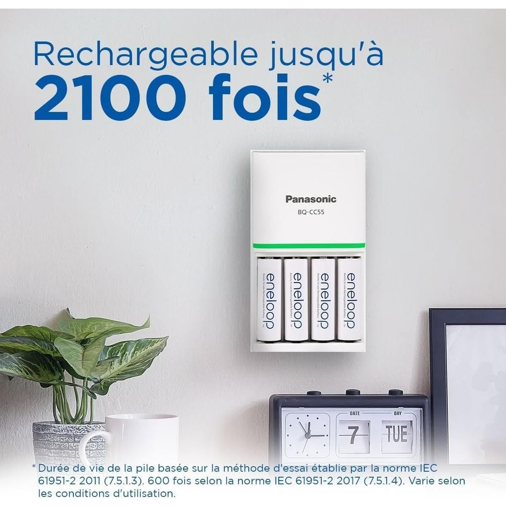 Caricabatterie Panasonic Eneloop con quattro batterie e una sveglia.