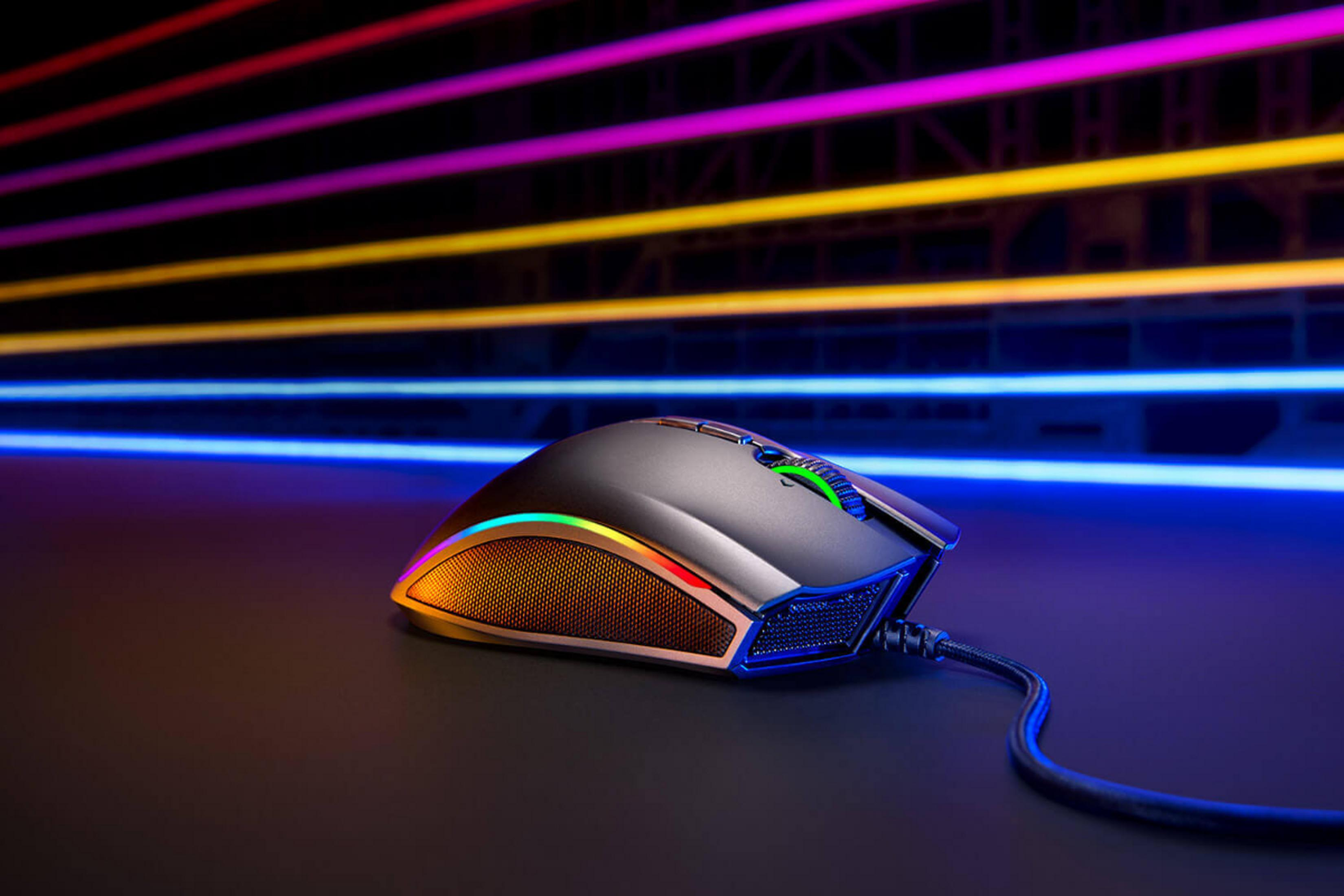 Eine schwarze Gaming-Maus mit RGB-Beleuchtung steht auf einer dunklen Oberfläche.