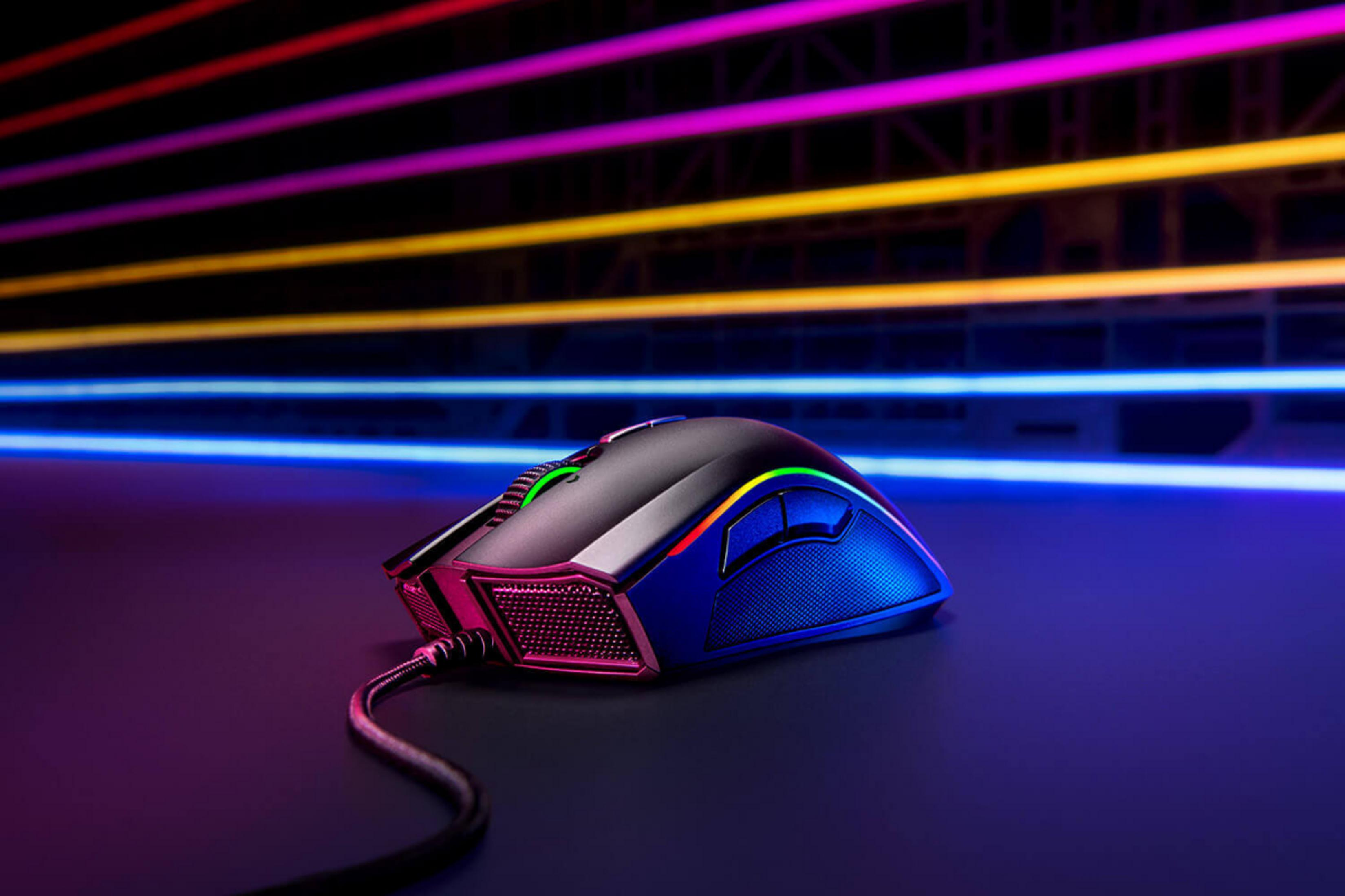 Eine schwarze Gaming-Maus mit RGB-Beleuchtung steht auf einer dunklen Oberfläche.