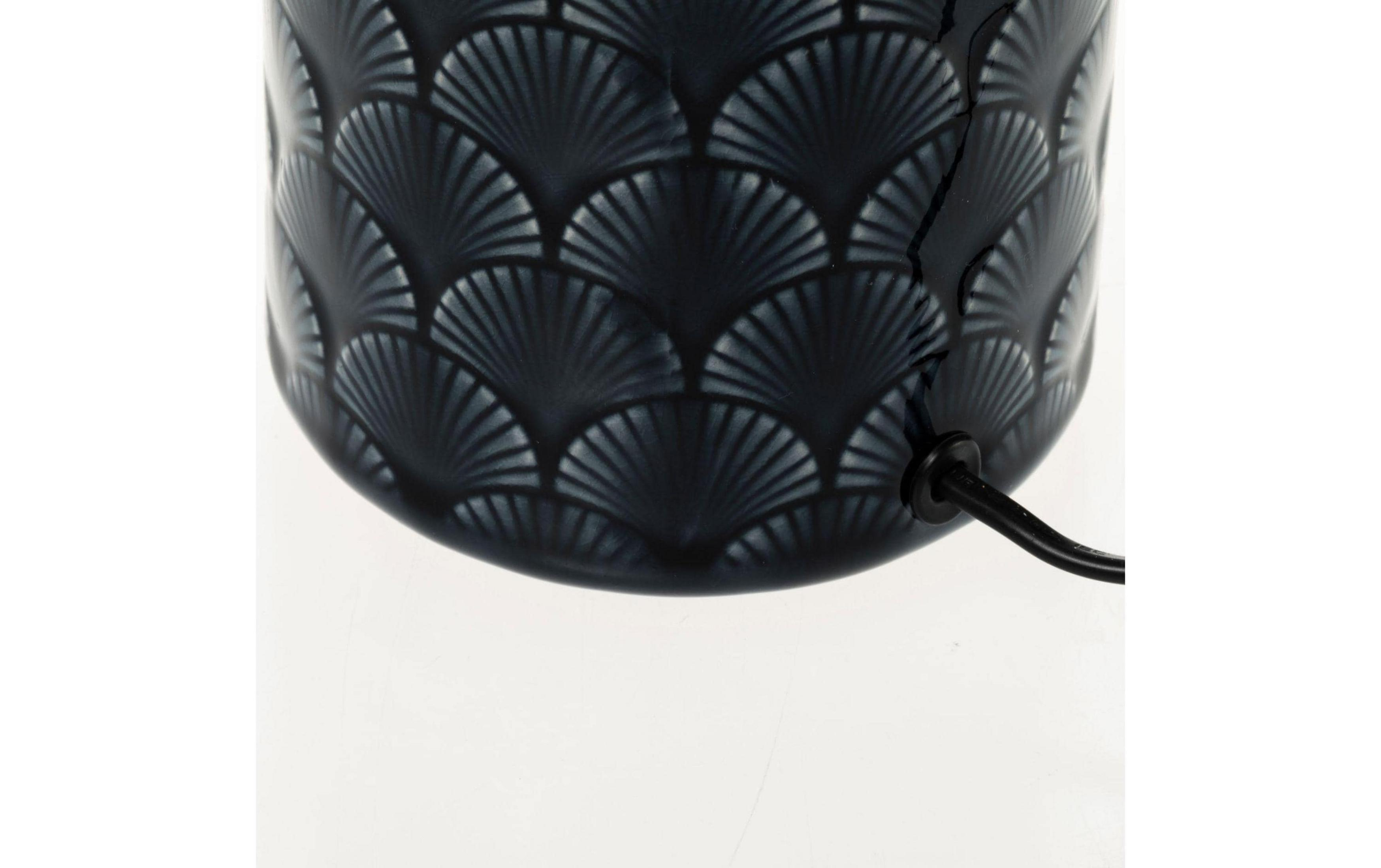 Granatowy wazon ze wzorem łusek i czarnym kablem.