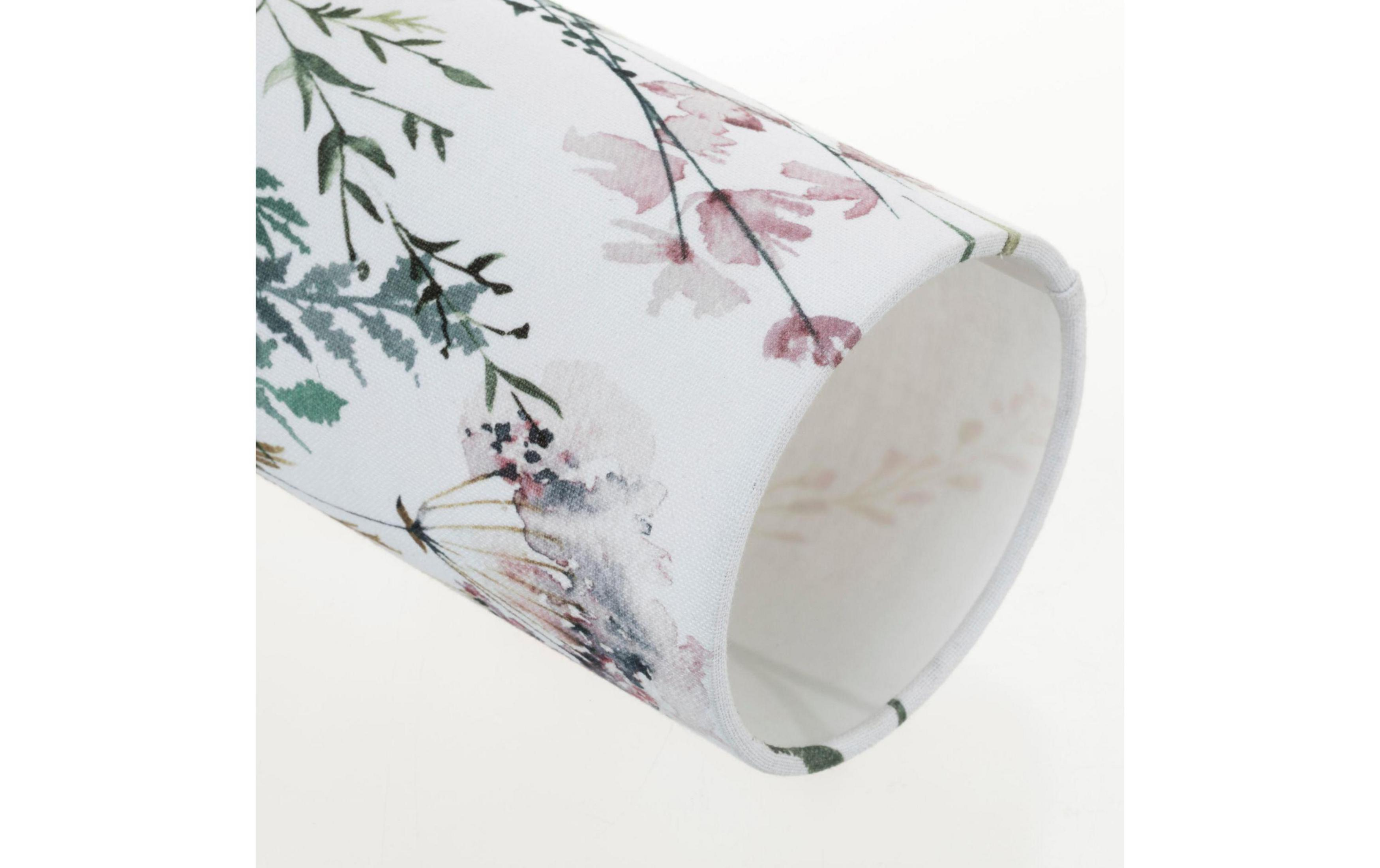 Abażur z białym tłem i delikatnymi różowymi i zielonymi wzorami kwiatowymi.