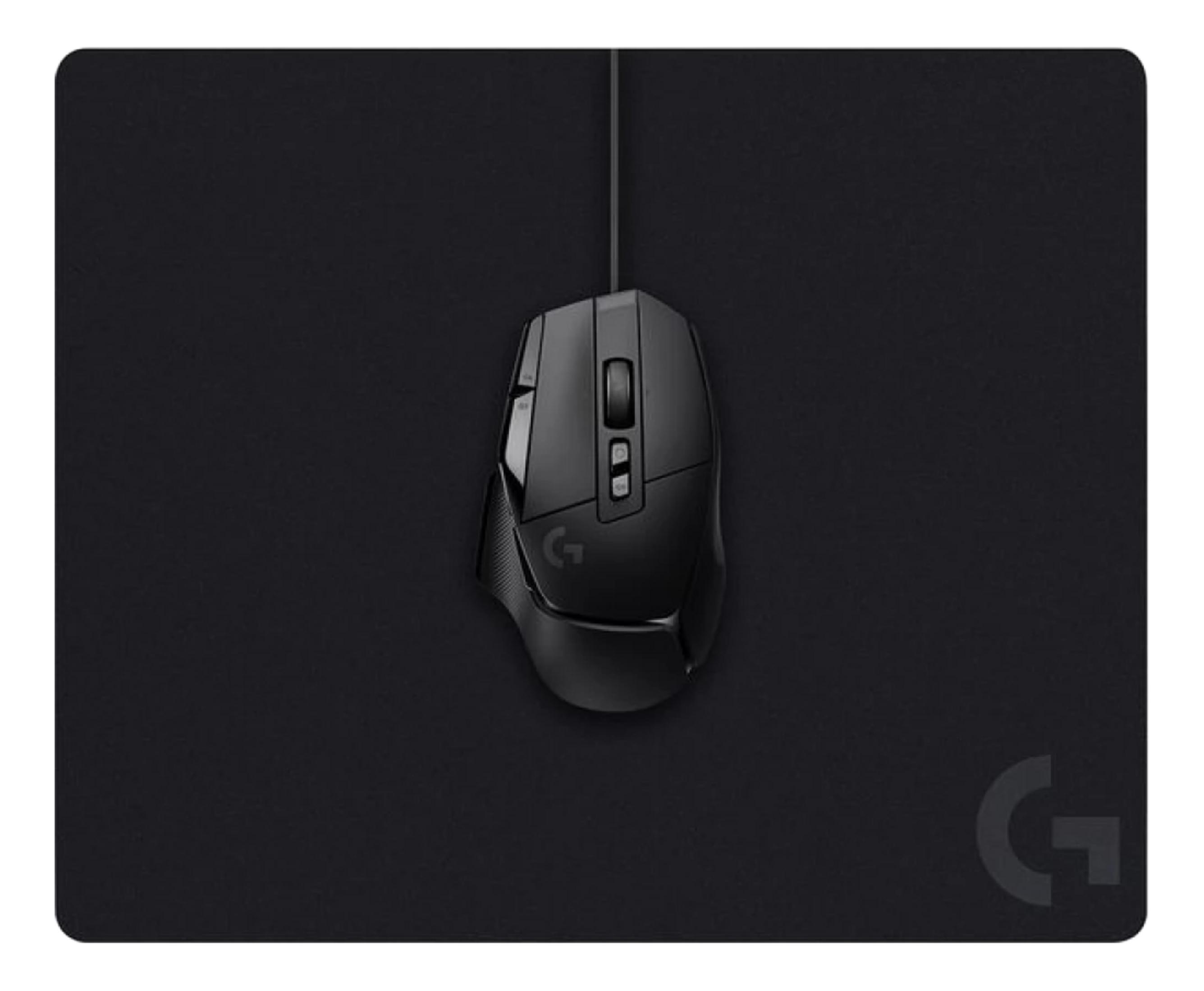 Czarna mysz gamingowa Logitech z kablem na czarnej podkładce.