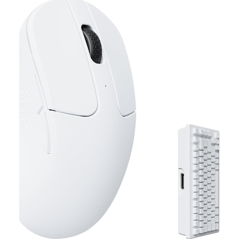 Biała mysz komputerowa i biały odbiornik USB na białym tle.