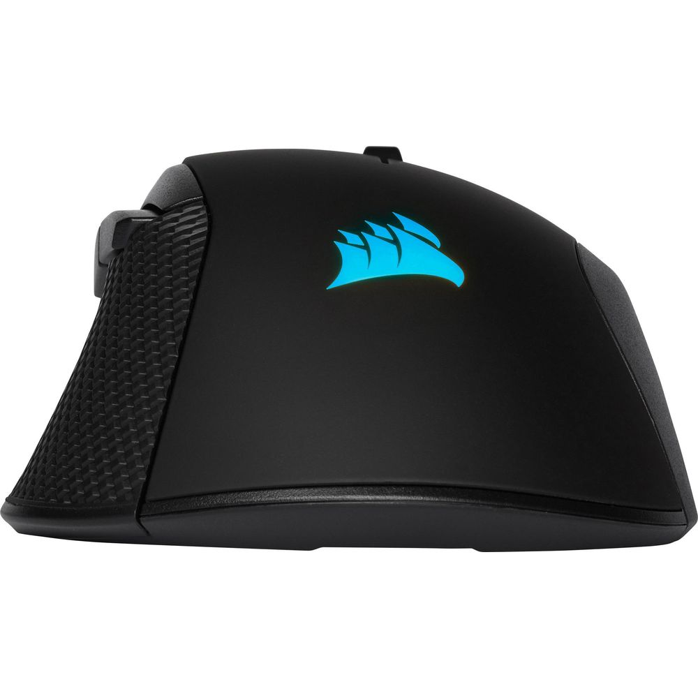 Ratón gaming negro con logo azul de Corsair sobre fondo blanco.