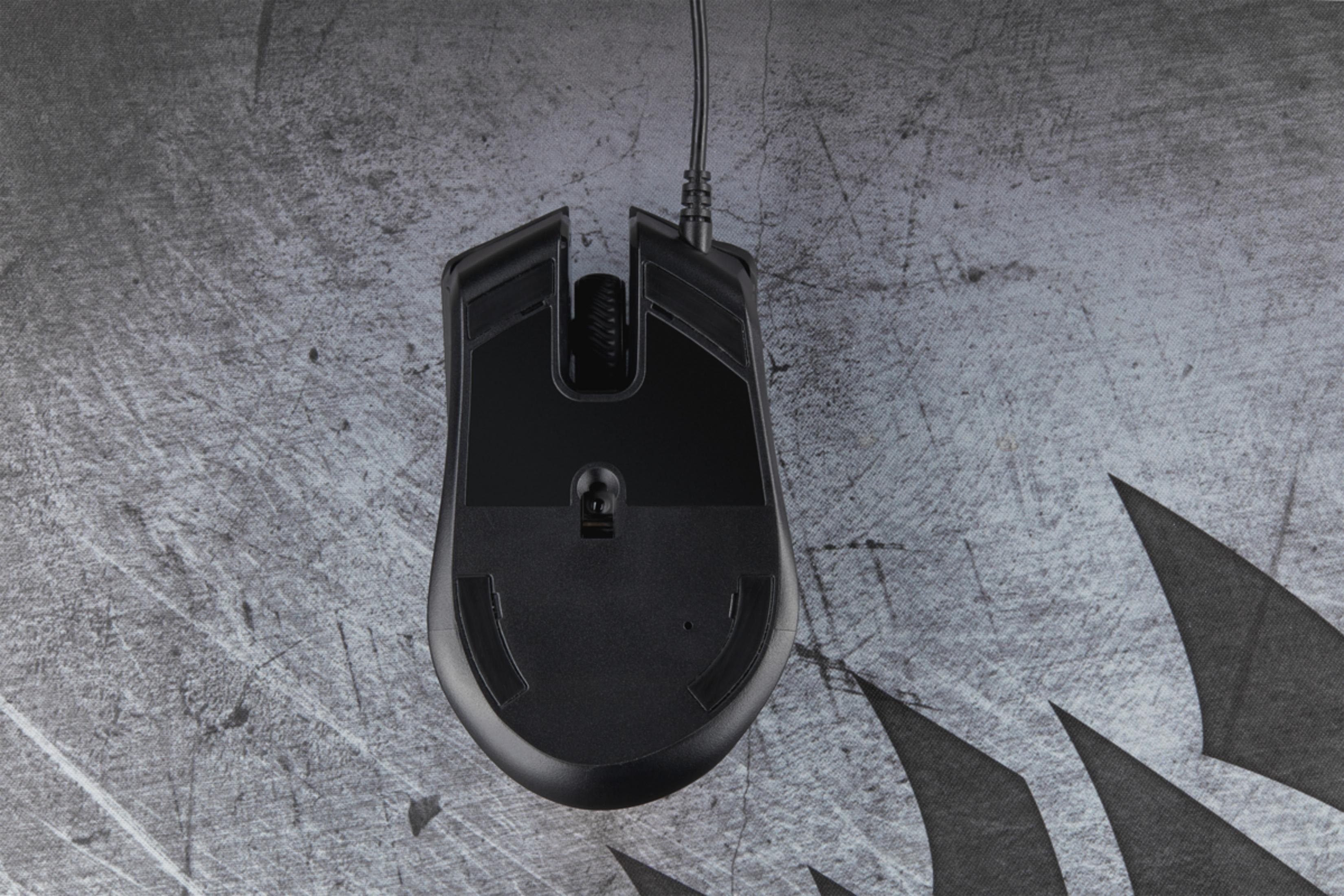 Czarna mysz gamingowa z kablem na szarej, teksturowanej podkładce.