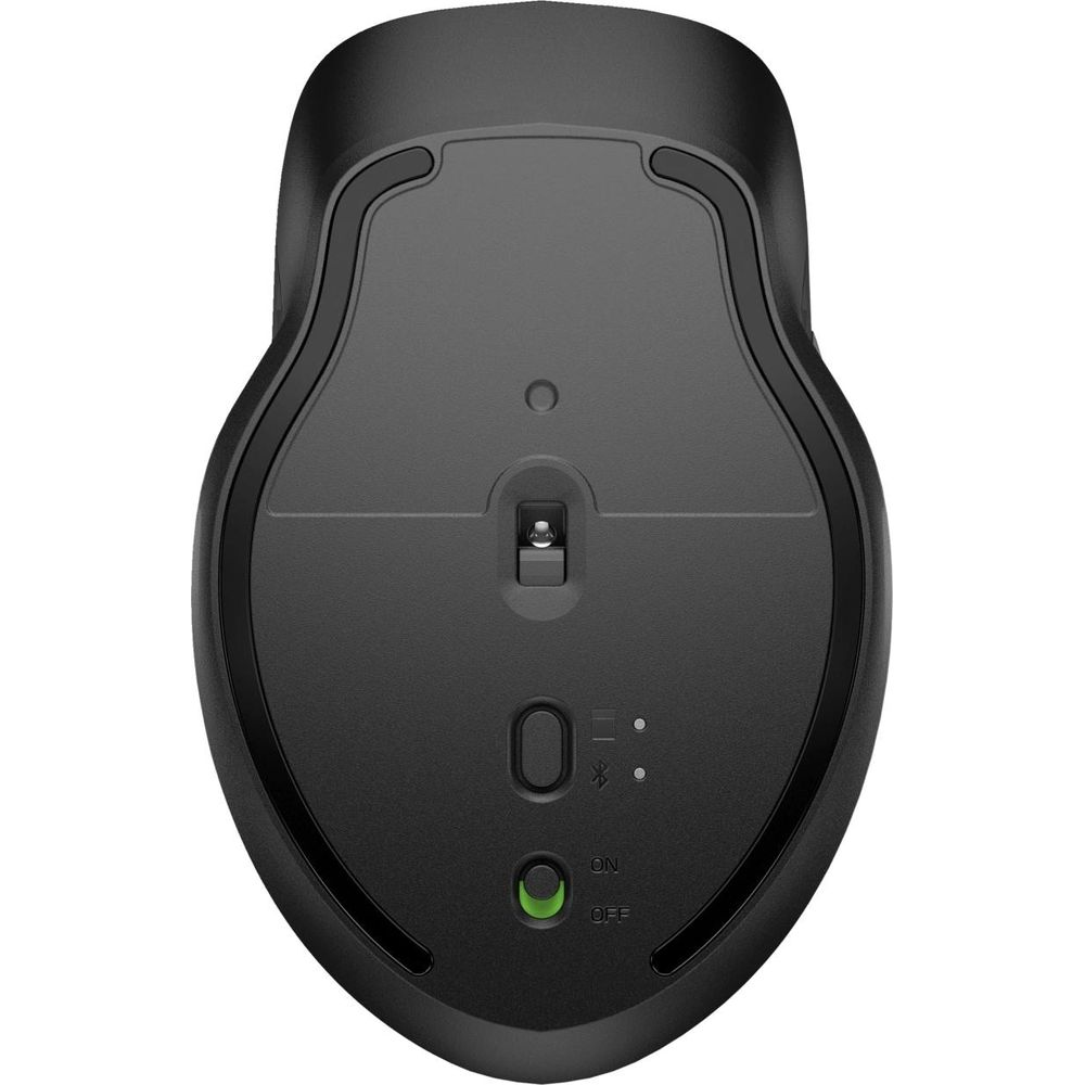 Spód czarnej myszy komputerowej z przełącznikiem zasilania i portem ładowania.