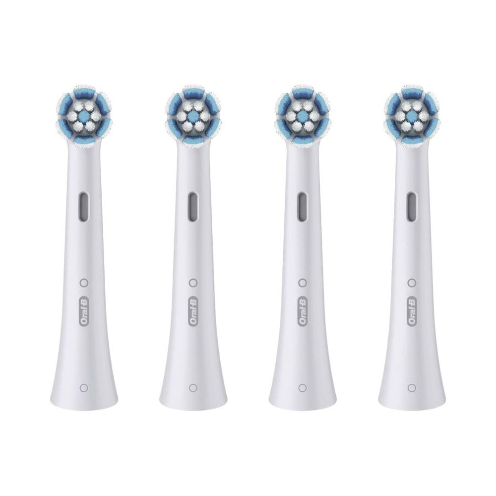 Vier weiße Oral-B Zahnbürstenköpfe mit blauen und weißen Borsten nebeneinander.